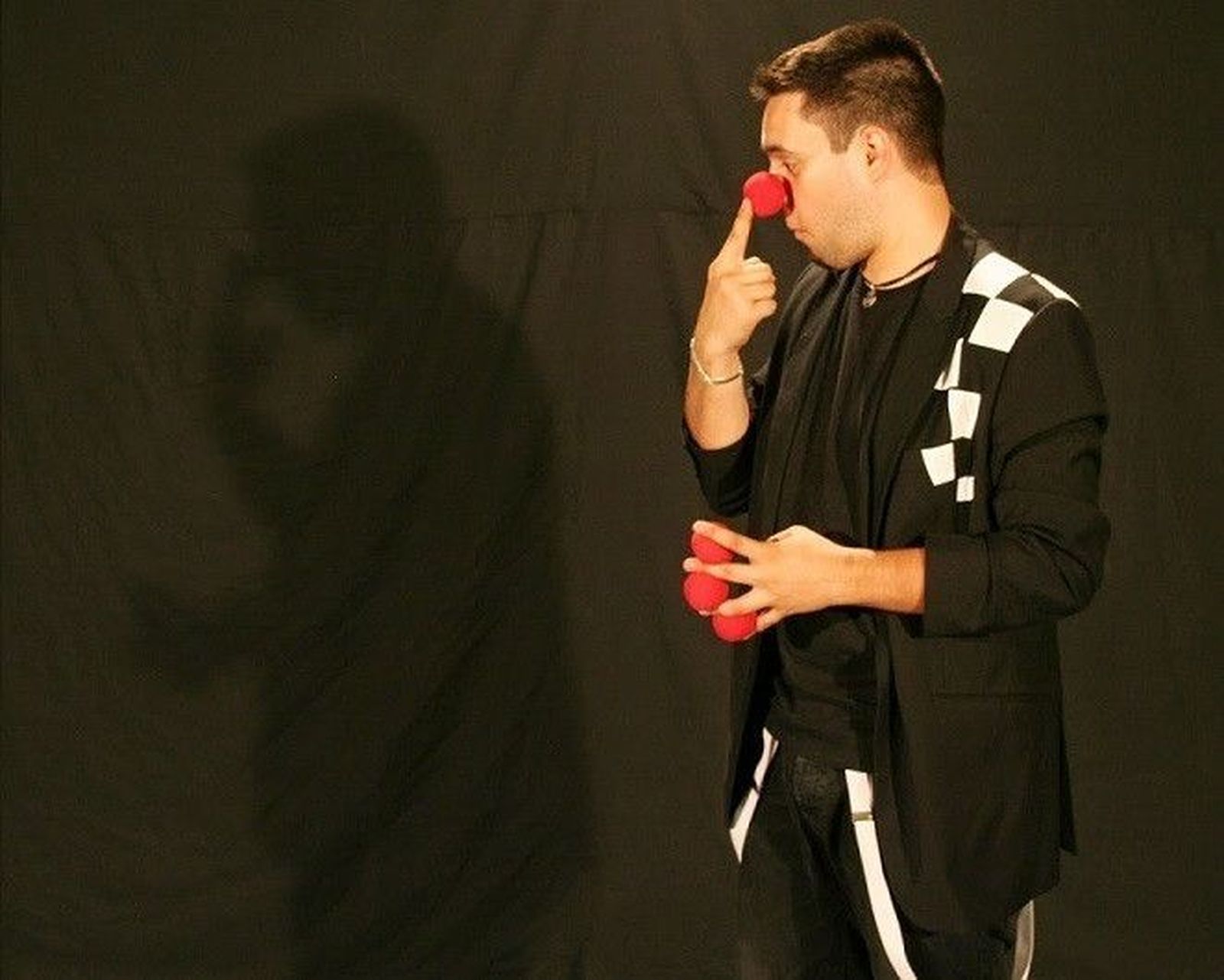 Pedro Santos acerca su magia trotamundos con un espectáculo de estreno