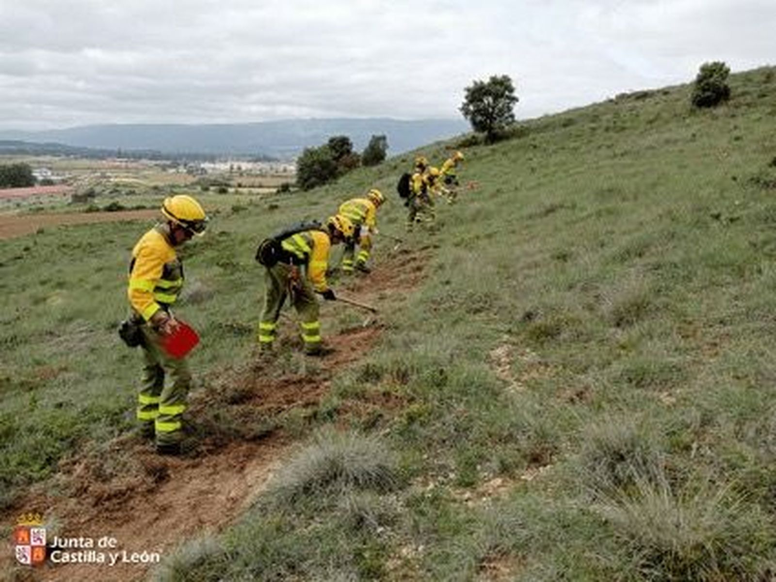 Cuadrilla helitransportada en entrenamientos en Villardeciervos