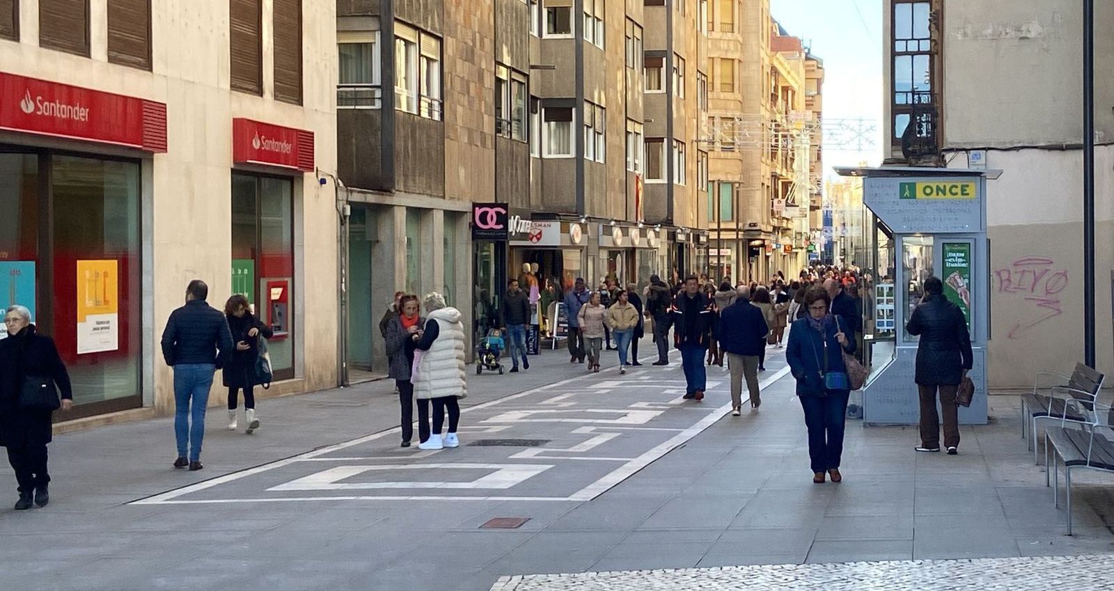 Ciudadanos pasean  por Zamora