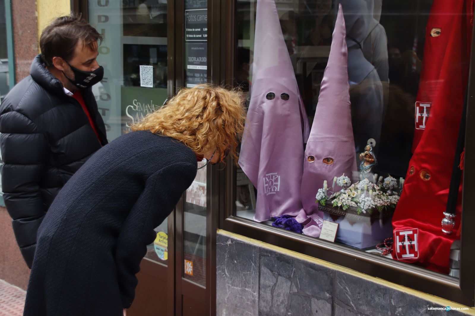 Los escaparates de los comercios de la calle Wences Moreno ya muestran la Semana Santa de Salamanca