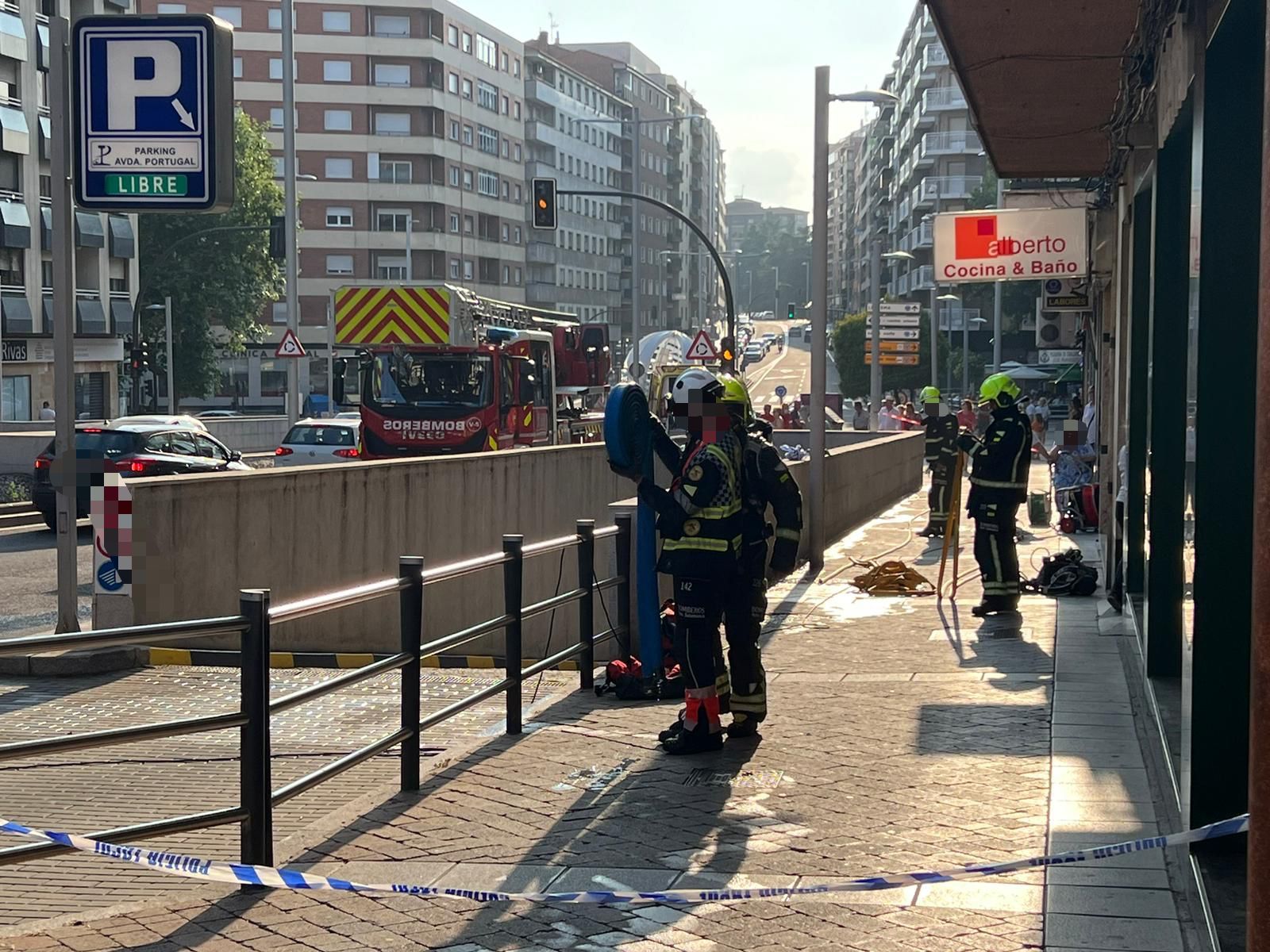 Bomberos trabajando en la avenida de Portugal