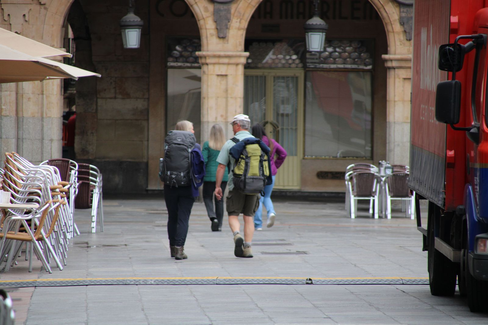 Turistas paseando por la Plaza Mayor Turistas paseando por la Plaza Mayor