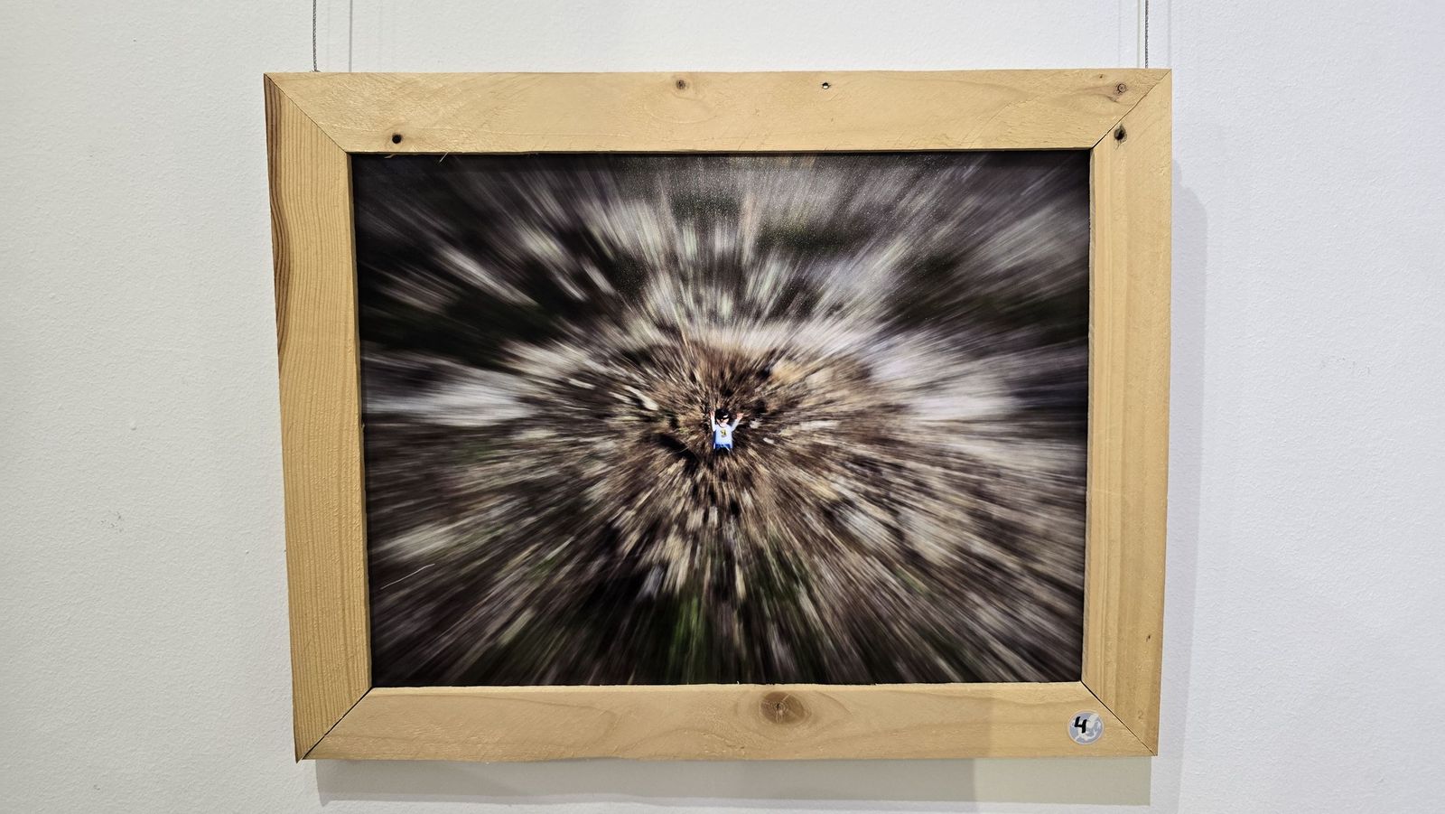 El concejal de Juventud, Pedro Martínez, presenta la exposición ‘Otras Miradas – Exposición de Fotografía con Playmobil’