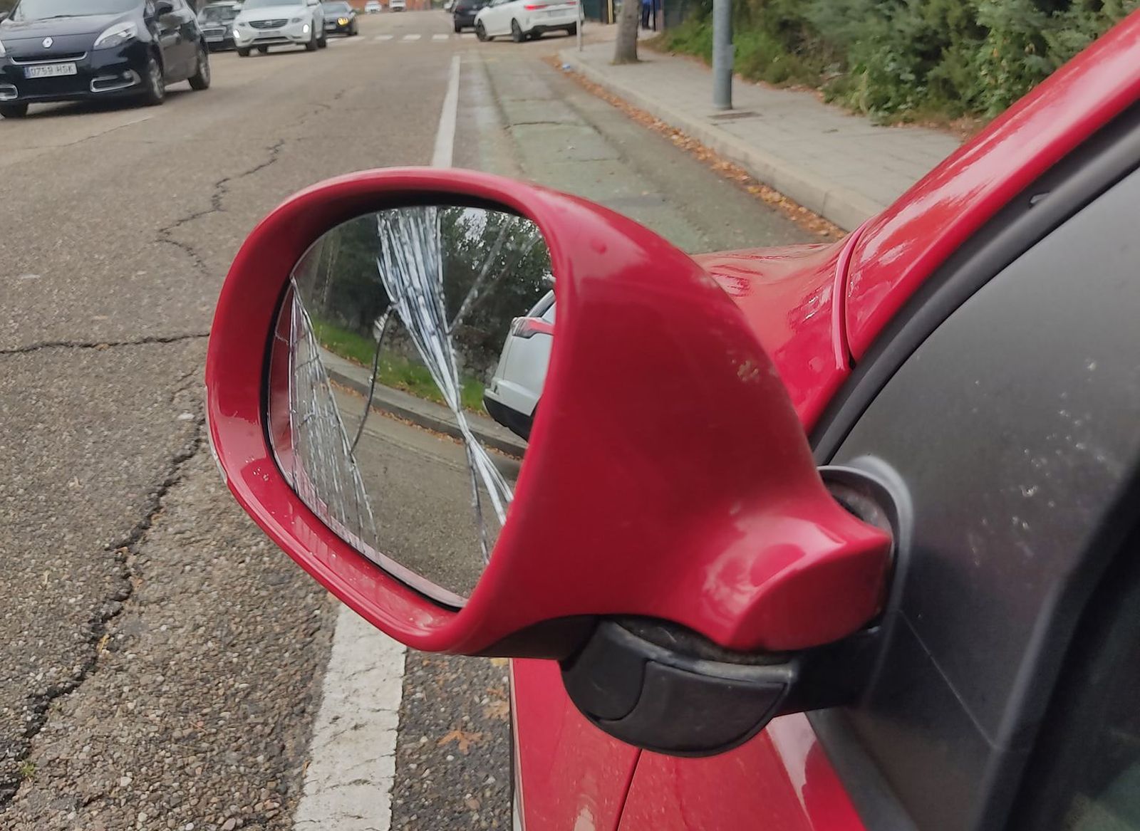 El retrovisor roto del vehículo en Zamora