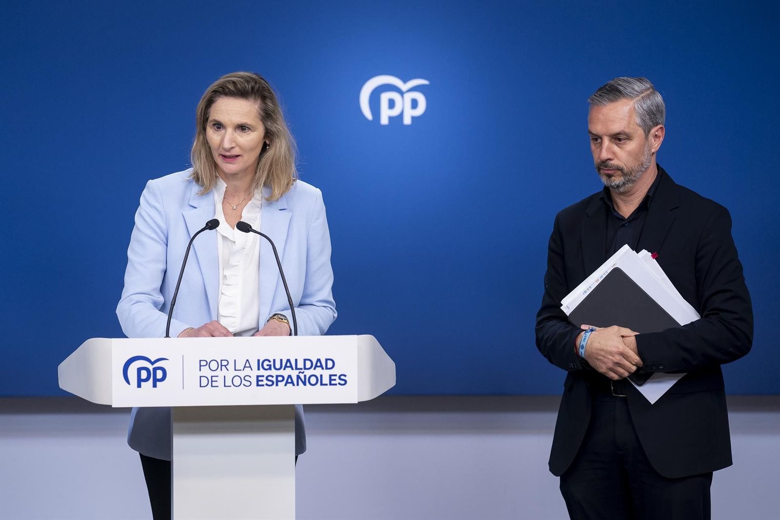 La vicesecretaria de Desarrollo Sostenible del PP, Paloma Martín y el vicesecretario de Economía del PP, Juan Bravo, durante una rueda de prensa