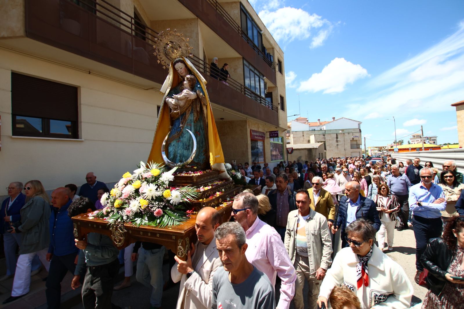 La devoción llena Villamayor en la salida procesional de Nuestra Señora de los Remedios