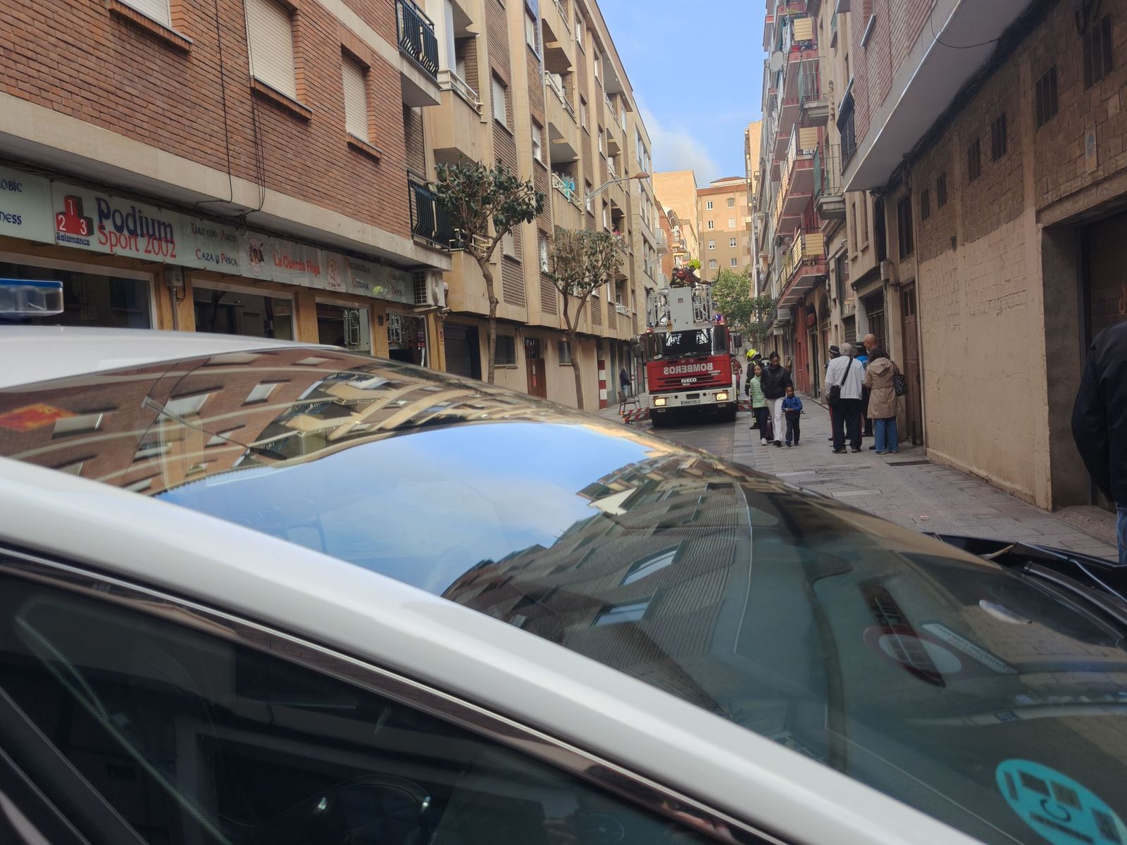 Los bomberos sofocan un incendio en una vivienda de la calle Vasco de Gama