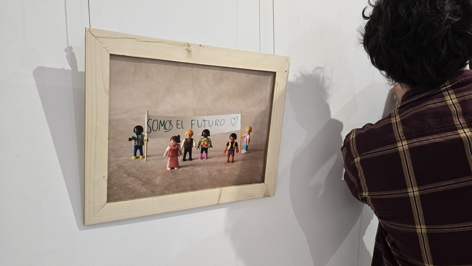 El concejal de Juventud, Pedro Martínez, presenta la exposición ‘Otras Miradas – Exposición de Fotografía con Playmobil’