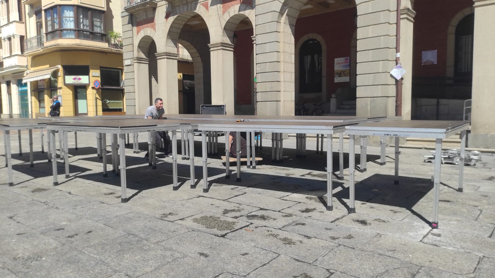 Instalación del escenario de la concentración sobre la reapertura del tren de la Ruta de la Plata.