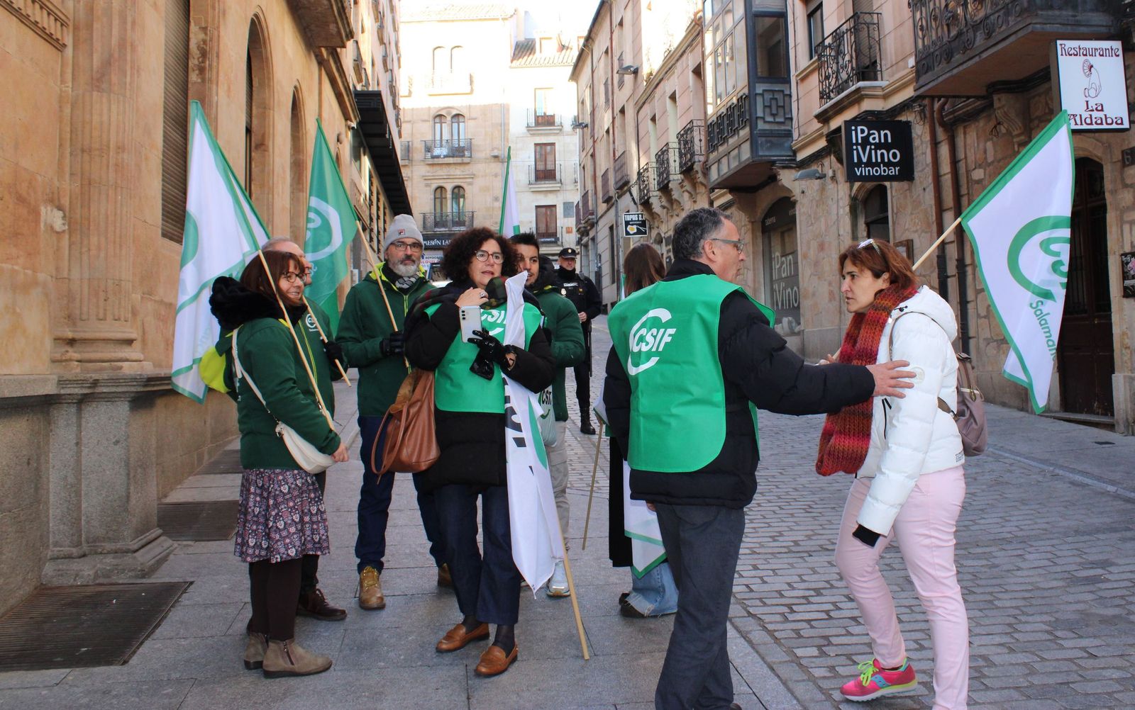 Los sindicatos se movilizan por tercera semana consecutiva para exigir un "salario digno" frente a la Diputación