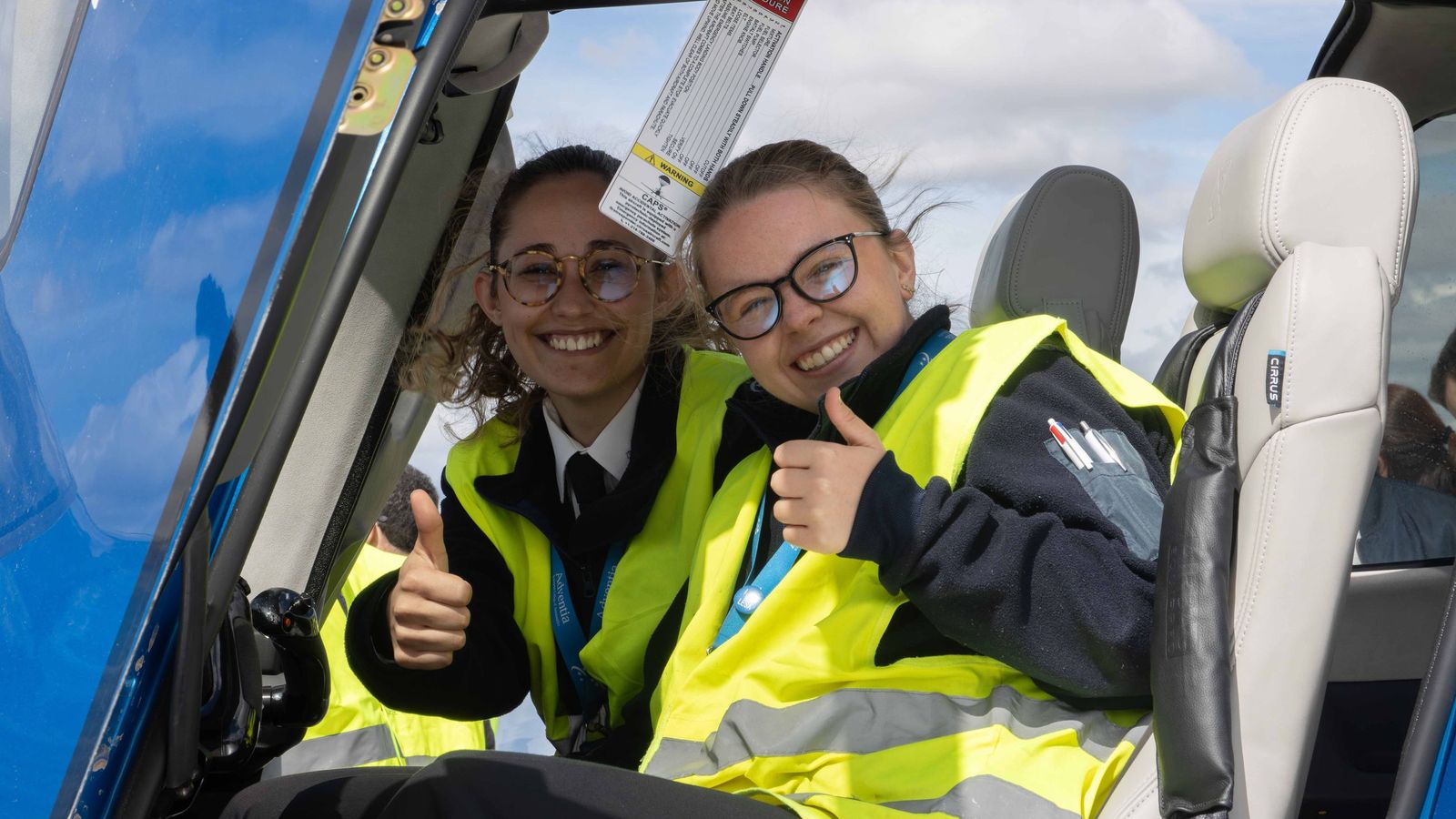 Estudiantes de Adventia  de la Universidad de Salamanca durante la presentación de la nueva aeronave en Matacán.