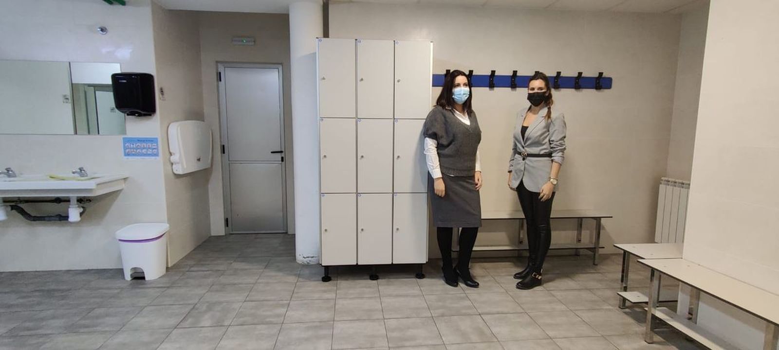 Nuevo mobiliario y cubiertas en el pabellón