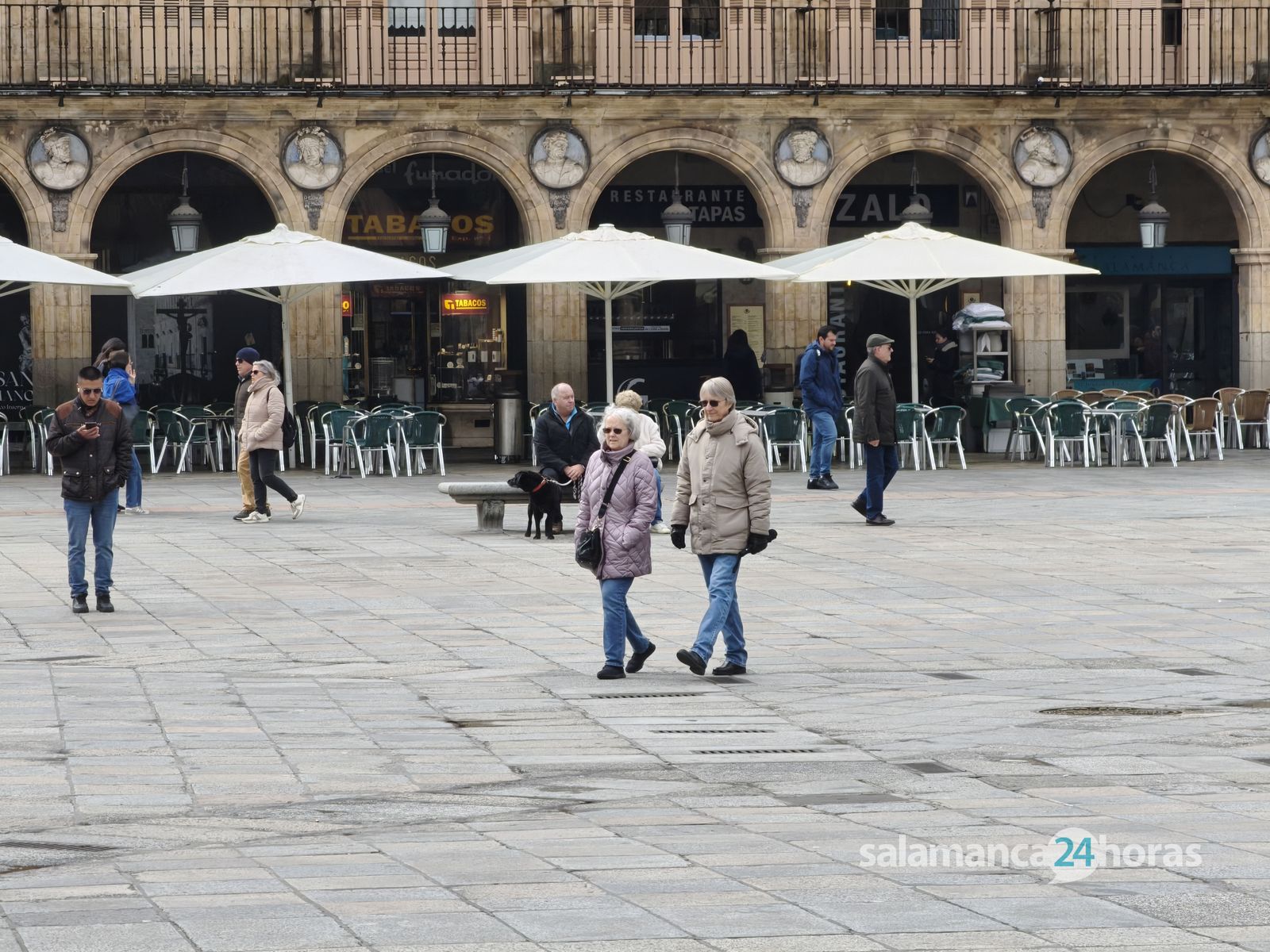 Gente y turistas paseando y haciendo turismo por Salamanca