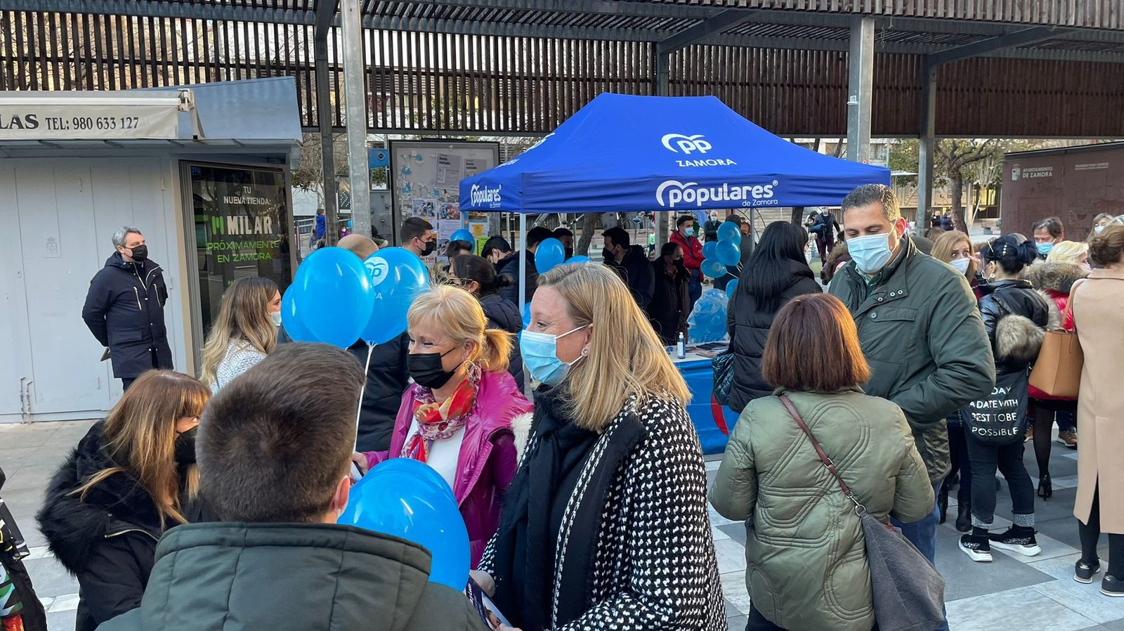 Los candidatos del PP por Zamora participan en una mesa informativa en la capital para explicar el programa electoral