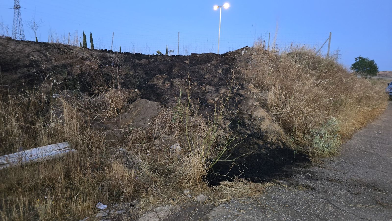 Incendio de pasto en los entornos de una nave con maquinaria en el polígono de Villares de la Reina