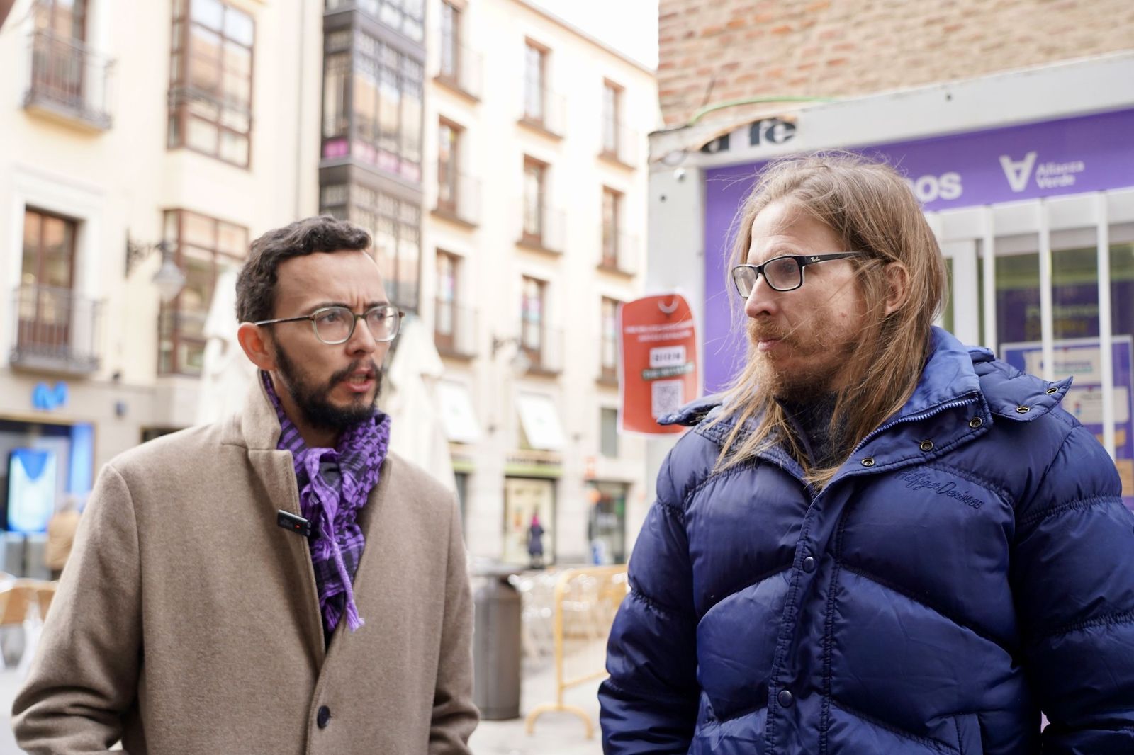 El candidato de Podemos-Alianza Verde Miguel Ángel Llamas junto al secretario de Organización y portavoz de Podemos, Pablo Fernández