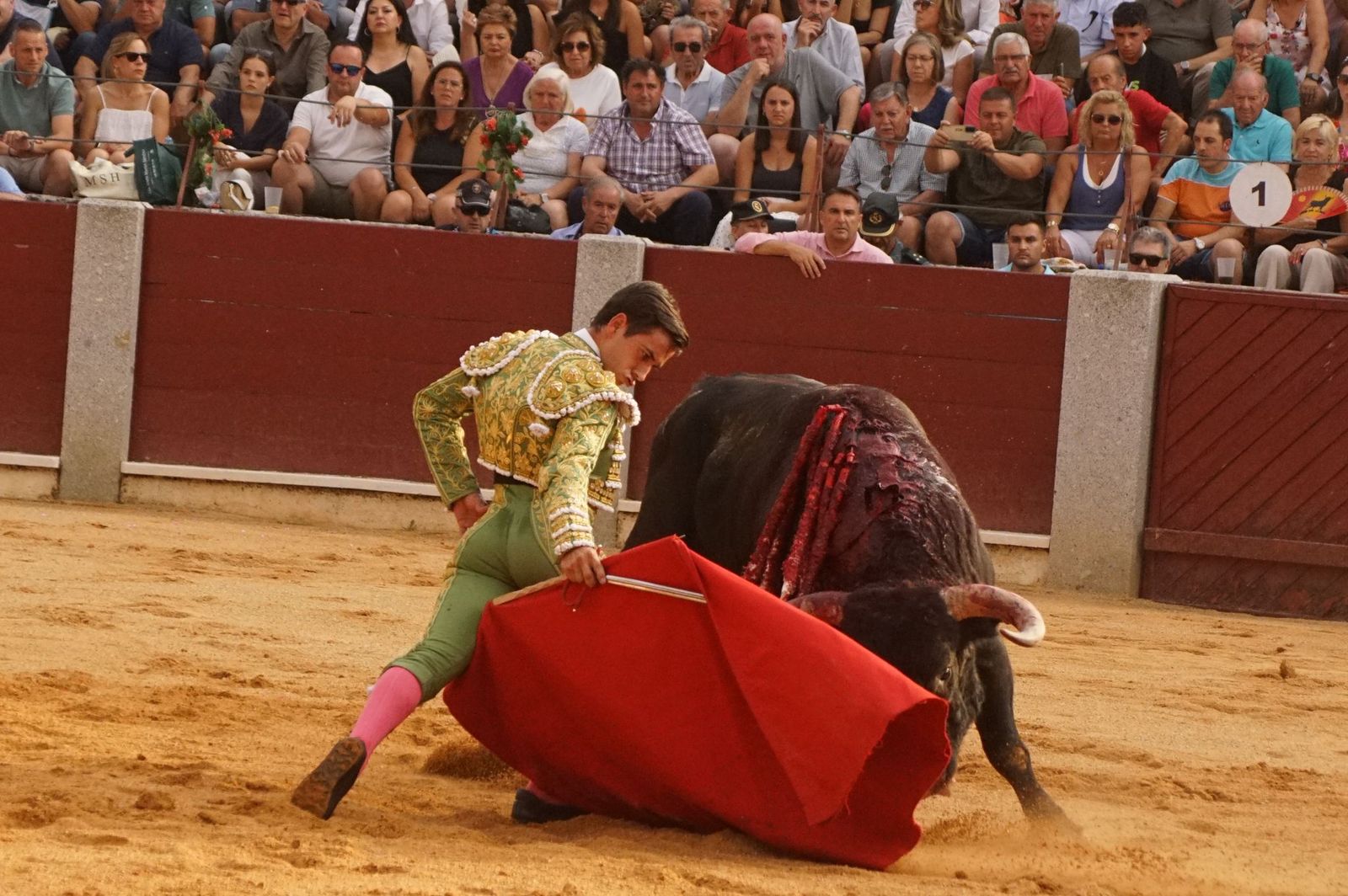 Javier Castaño se despide de Guijuelo y Damián Castaño, su hermano, e Ismael Martín salen a hombros en Guijuelo