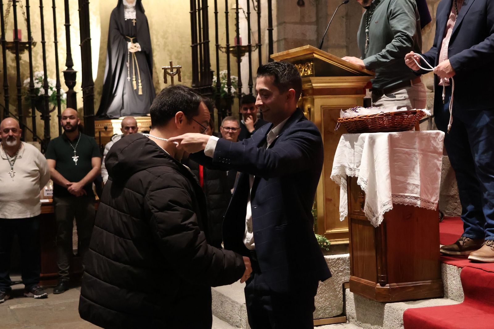 GALERÍA | Entrada de nuevos hermanos a la Cofradía de la Vera Cruz