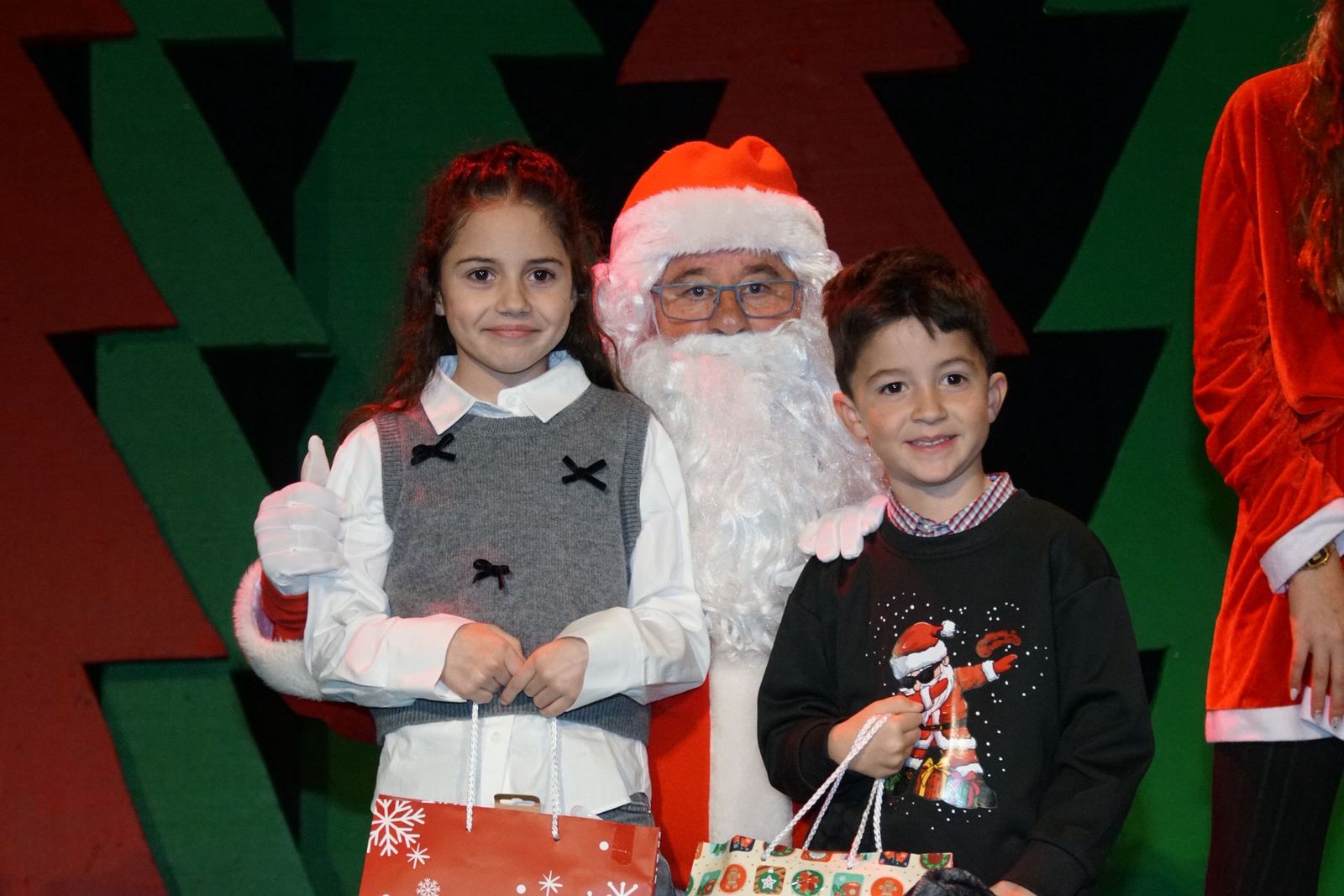 Papá Noel recorre las calles de Alba de Tormes y entrega regalos a los niños