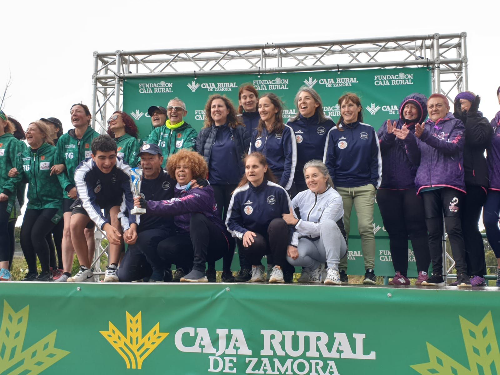 El podio lleva firma zamorana: el Club Canoa Kayak de Zamora, campeón regional en Monte la Reina