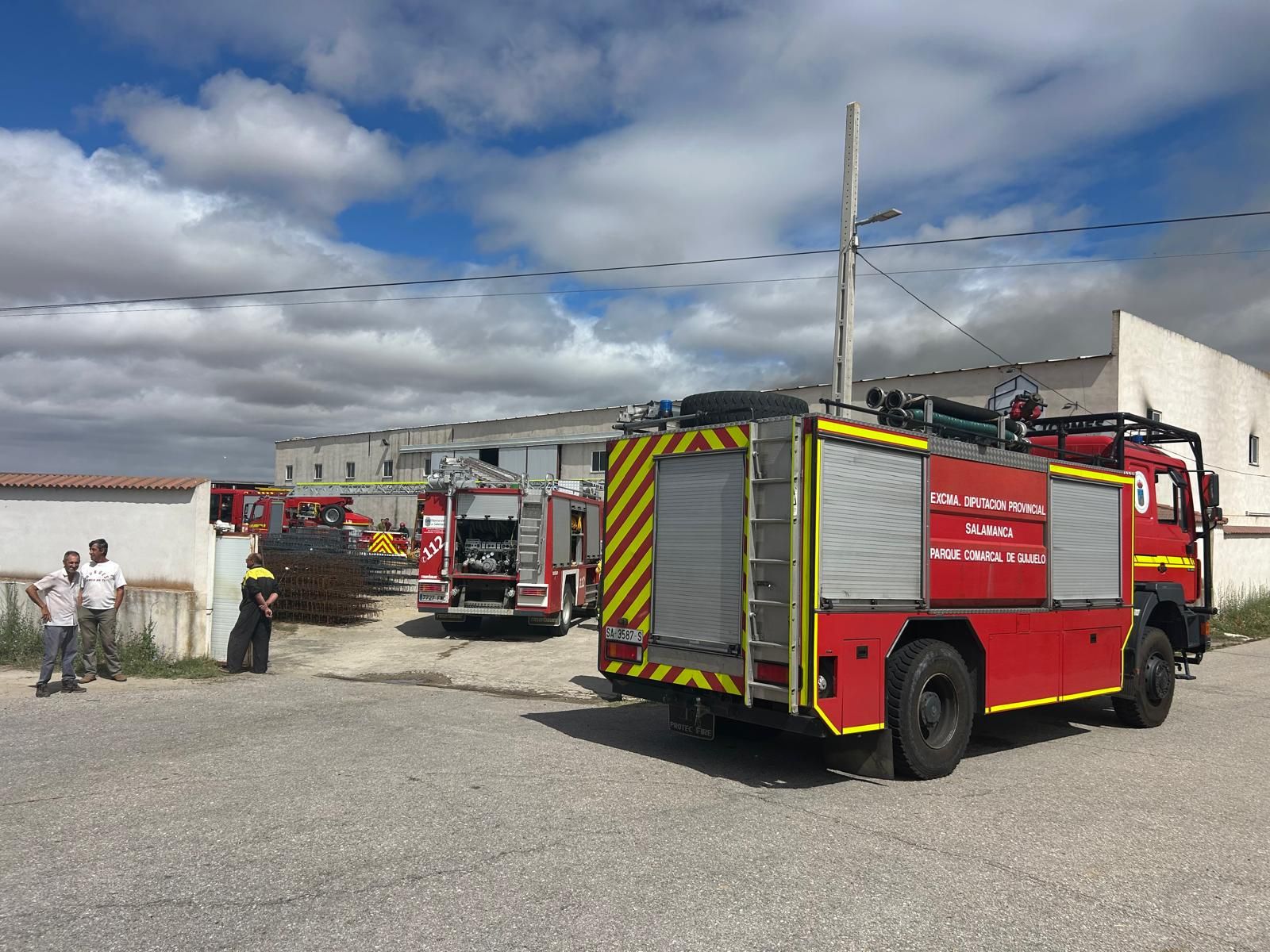 Alarma en Garcihernández por el incendio de una nave