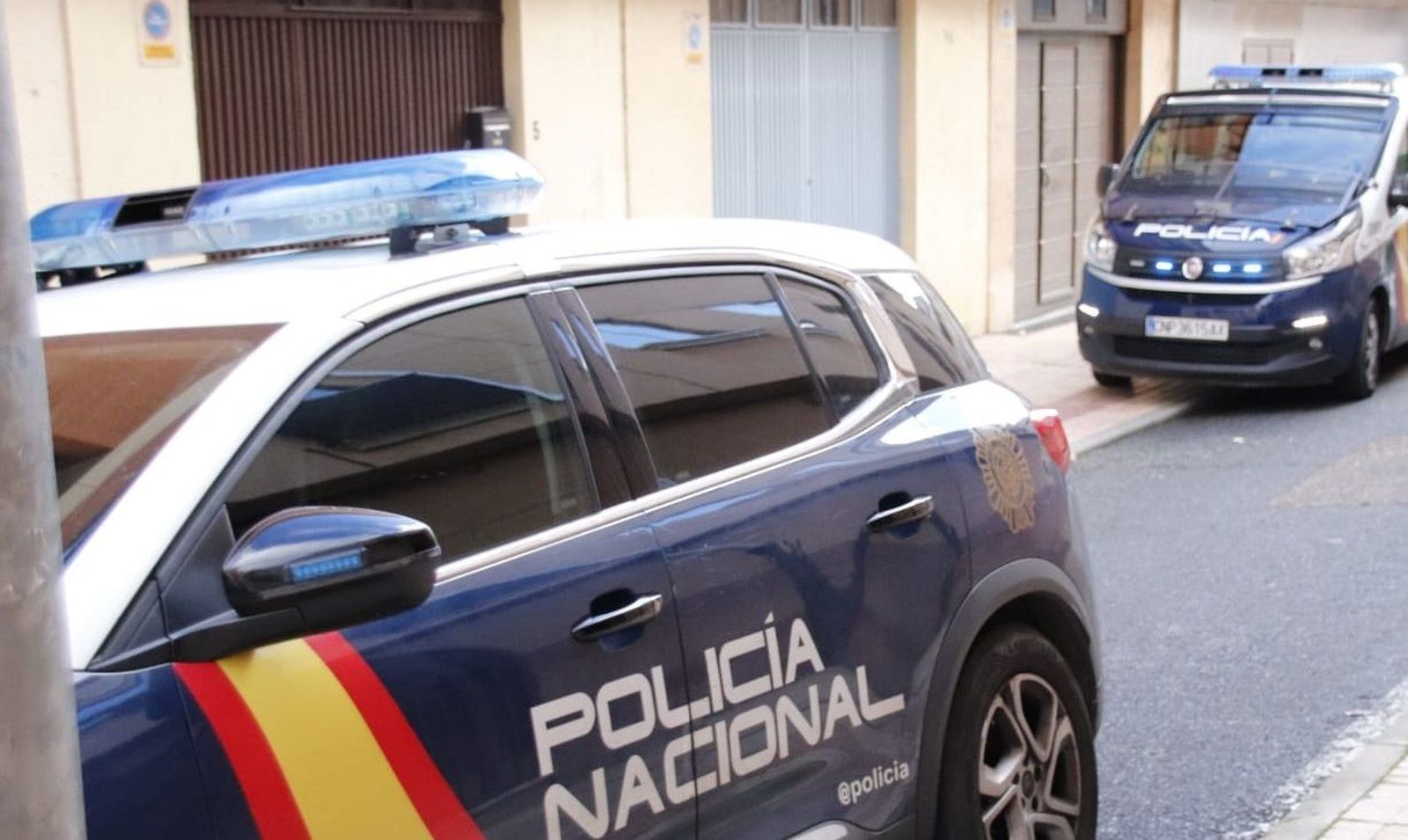 Dos coches de la Policía Nacional en una calle del barrio de Pizarrales. Foto de archivo SALAMANCA24HORAS.COM Dos coches de la Policía Nacional en una calle del barrio de Pizarrales. Foto de archivo SALAMANCA24HORAS.COM