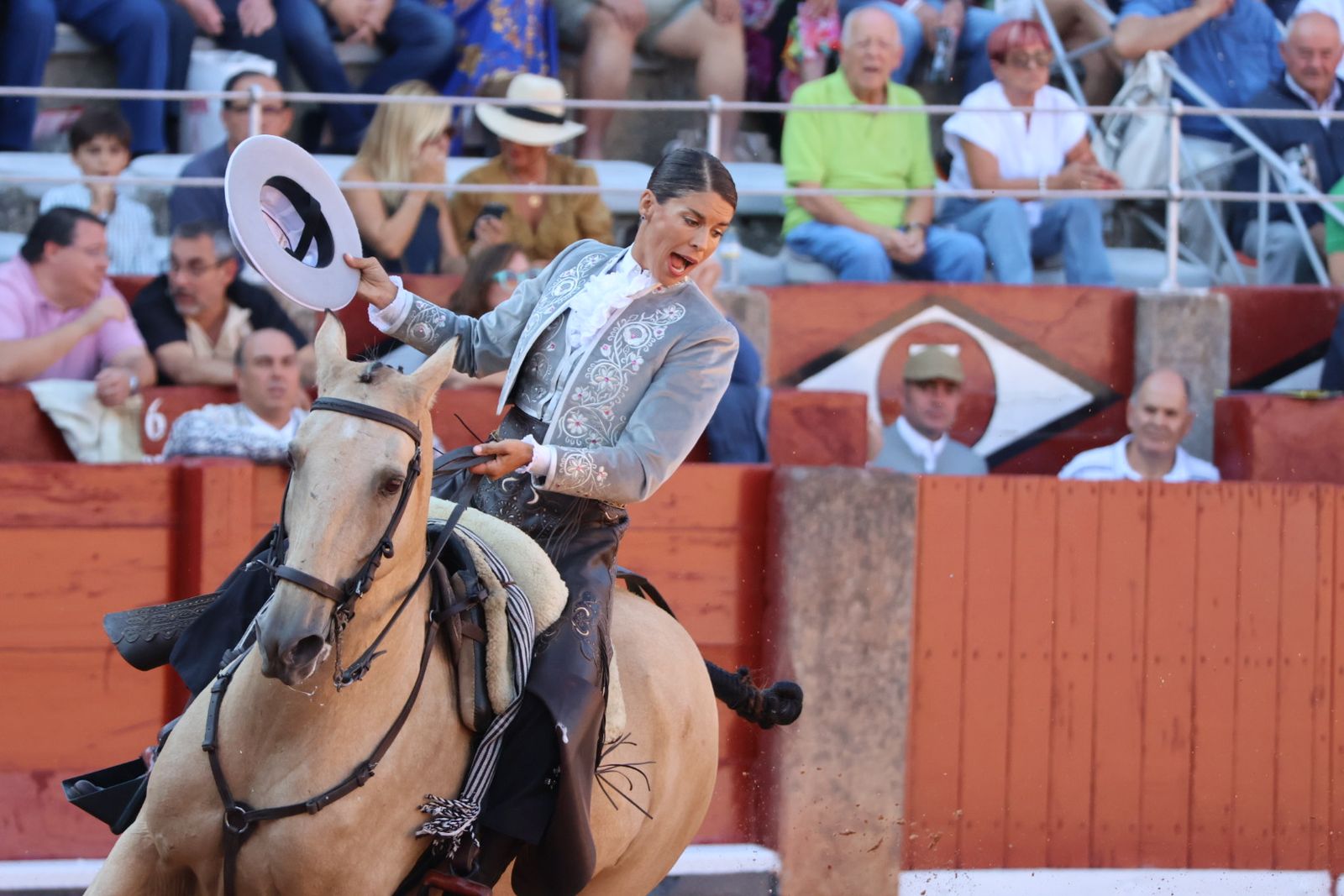 La Glorieta revive el aroma de la feria taurina con el primer festejo: Lea Vicens, Raquel Martín y Olga Casado