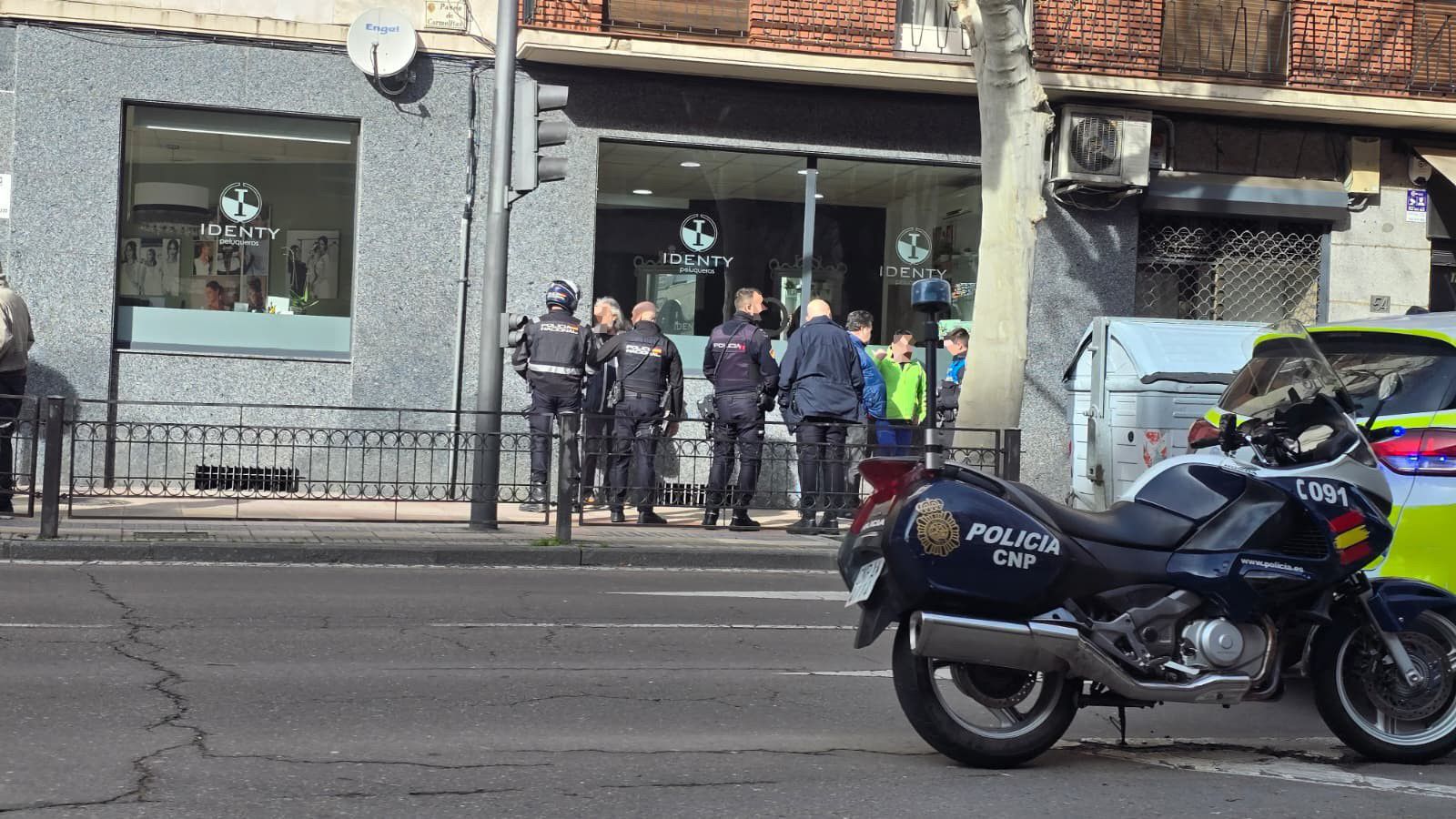 Policía Nacional y Local en el paseo de Carmelitas