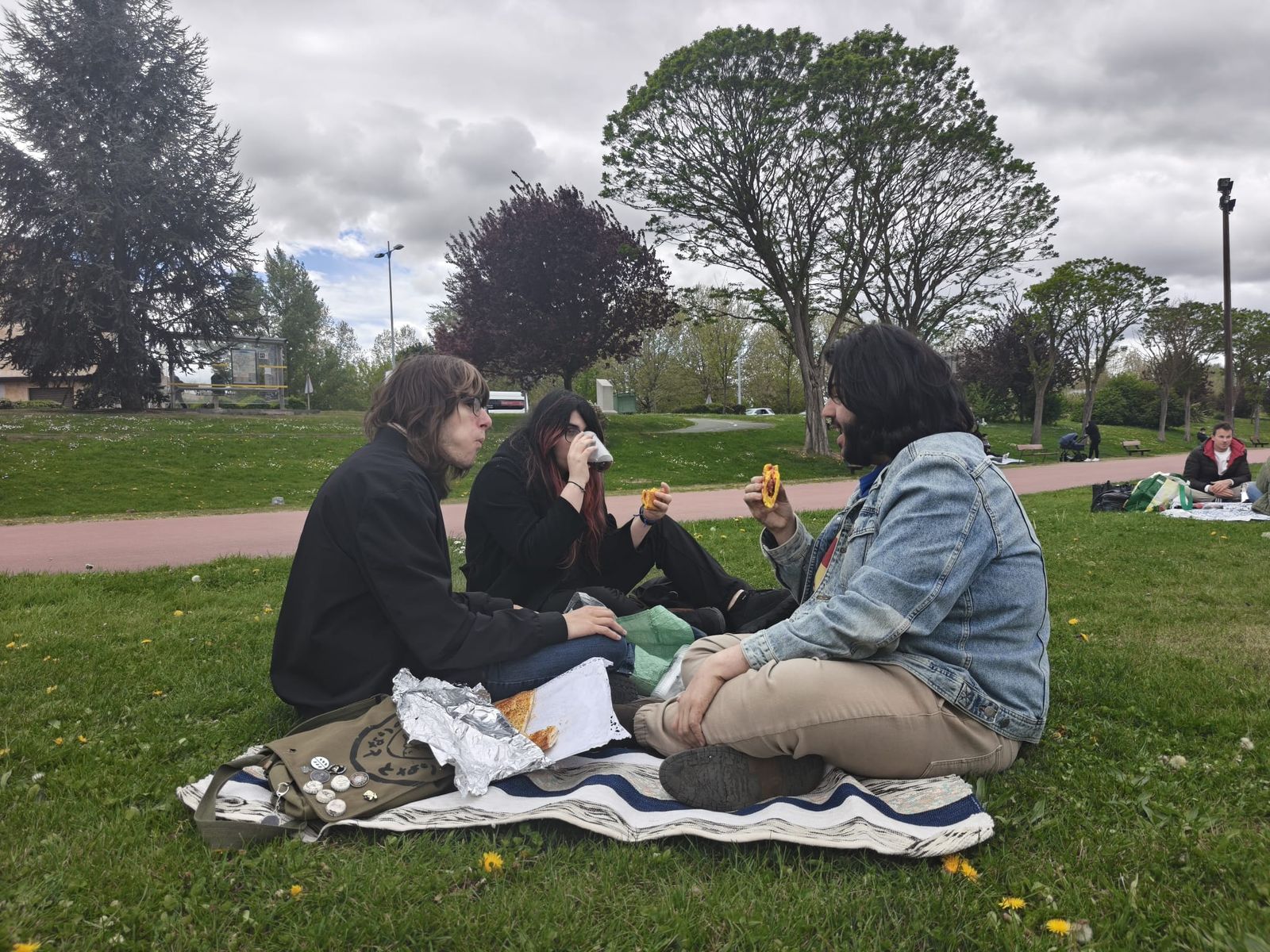 Un multitudinario Lunes de Aguas en Salamanca llena la ribera del Tormes