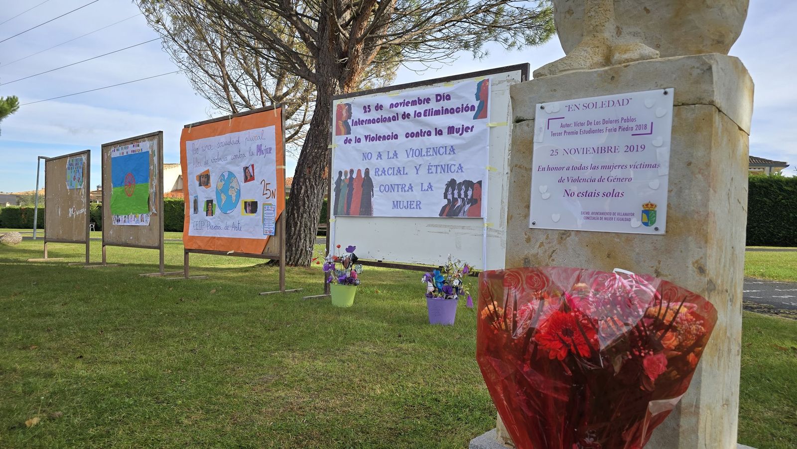 Ofrenda floral y lectura del manifiesto institucional por el Día Contra la Violencia de Género
