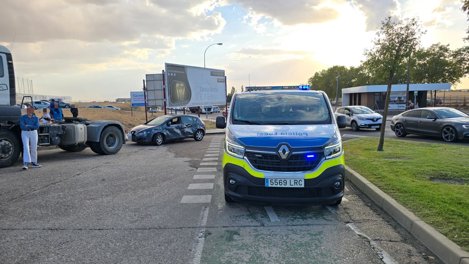 Colisión entre un turismo y un camión en el Polígono de los Villares