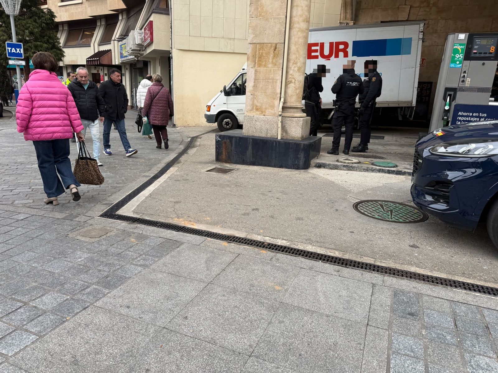 Intervención policial gasolinera puerta de Zamora