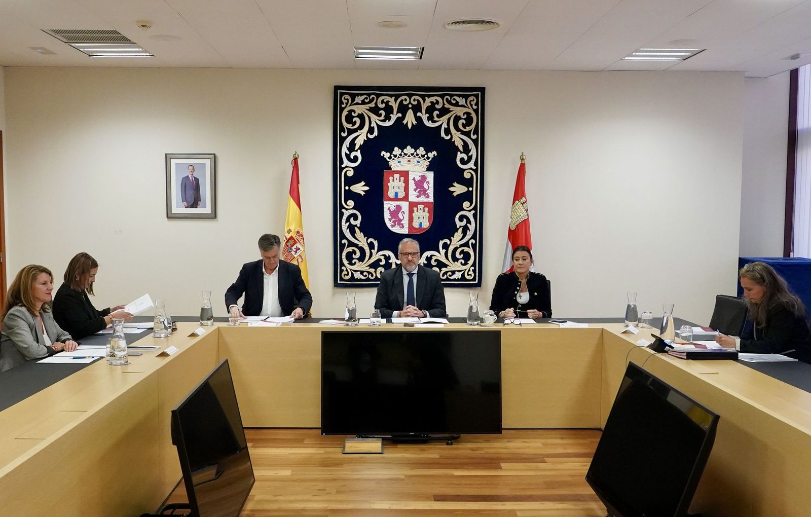 Miriam Chacón / ICAL . El presidente de las Cortes preside la reunión de la Mesa de las Cortes para abordar el anteproyecto de presupuesto para 2026 de la cámara autonómica y las instituciones propias.