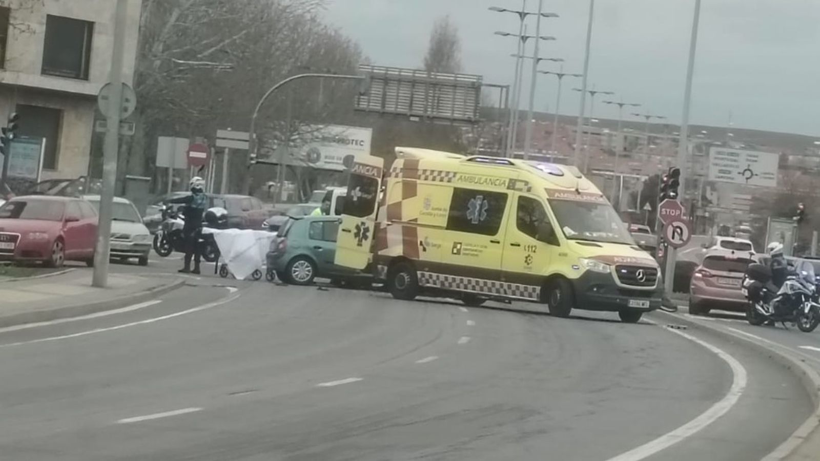 Choque entre un furgón de la  Policía Nacional y un turismo a la altura del Puente Romano