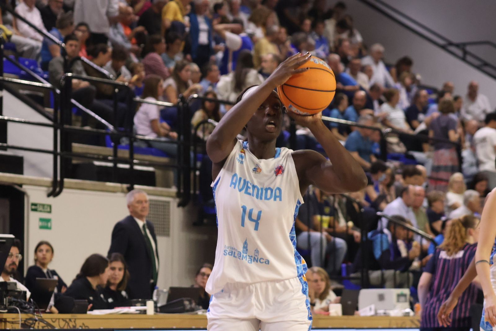 Perfumerías Avenida - Nyon Basket