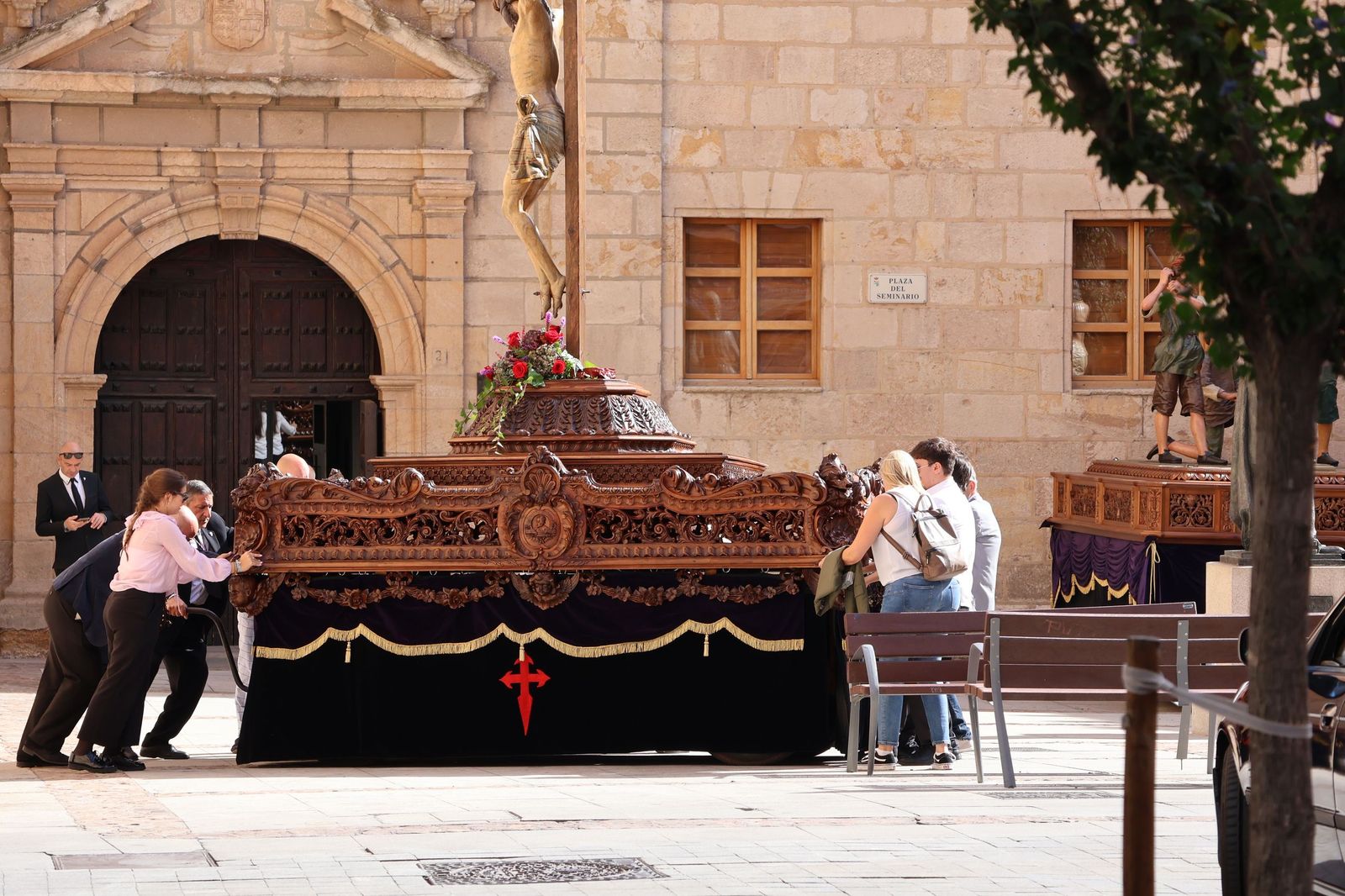 La Exaltación de la Cruz procesiona por las calles de Zamora rumbo a la carpa de San Bernabé