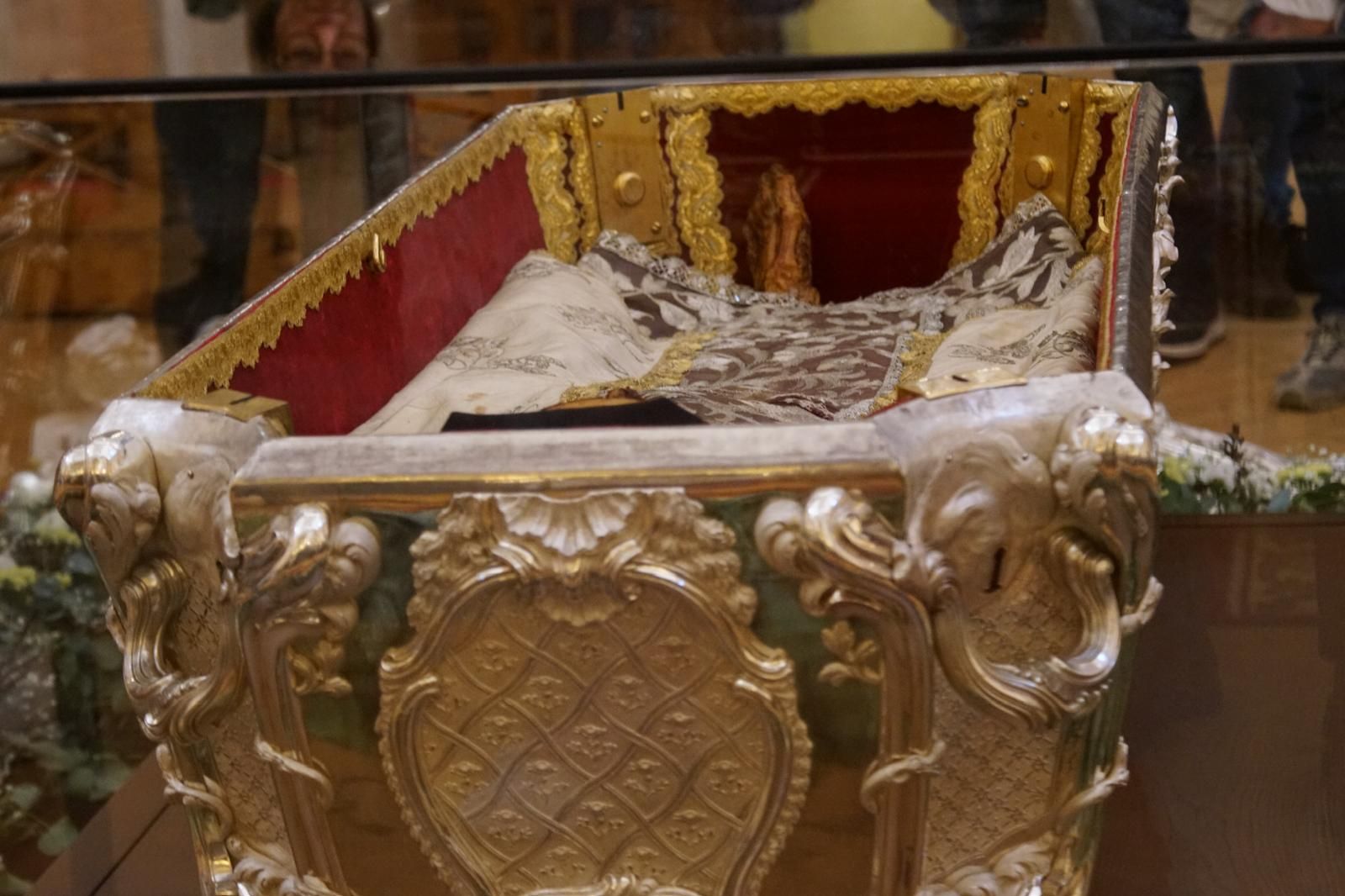 apertura-de-la-basilica-de-la-anunciacion-para-venerar-el-cuerpo-de-santa-teresa-en-alba-de-tormes-fotos-juanes-16