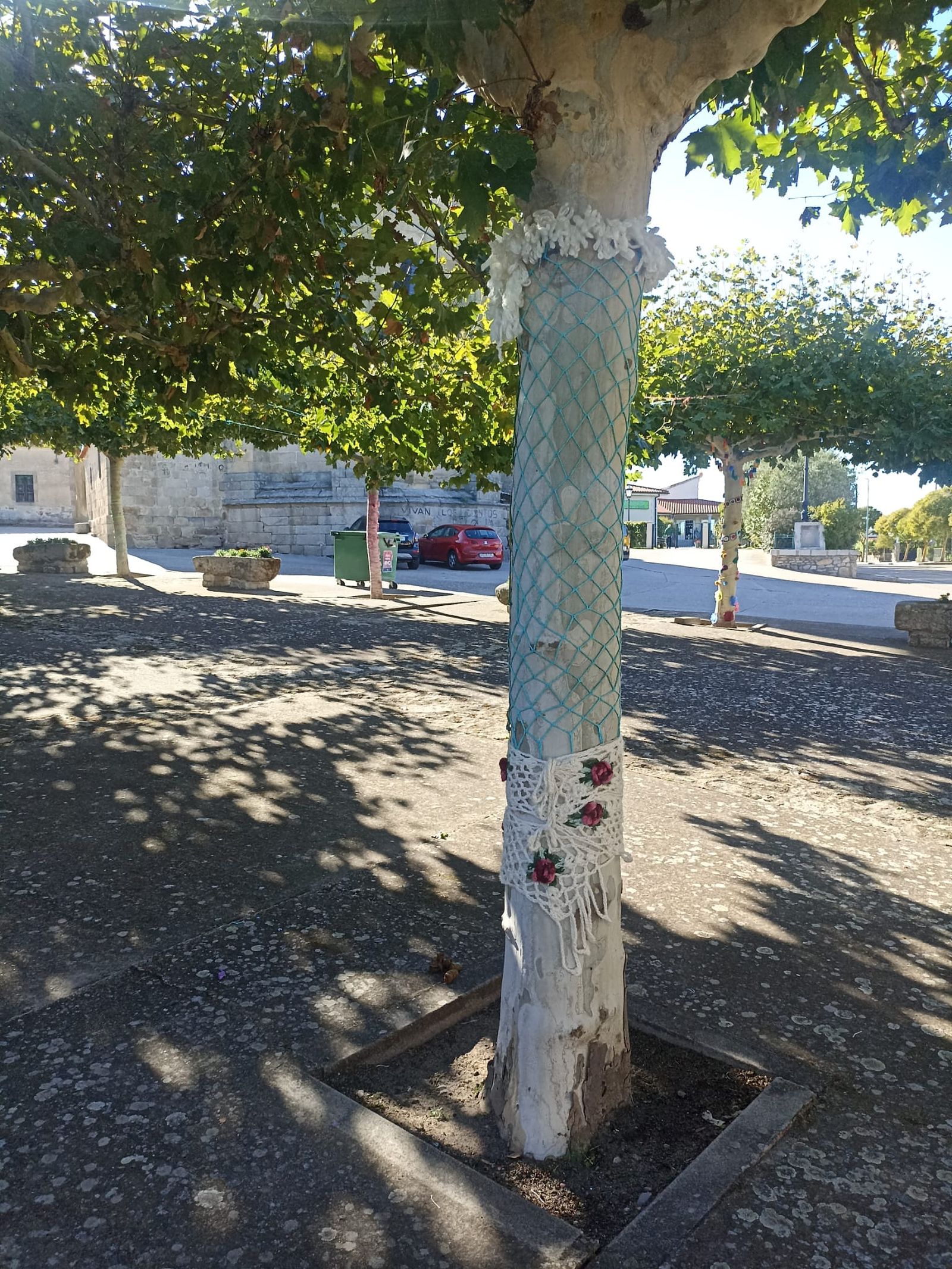 los-vecinos-de-roelos-visten-los-arboles-2