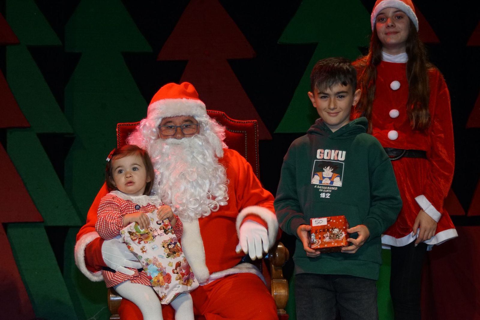 Papá Noel recorre las calles de Alba de Tormes y entrega regalos a los niños