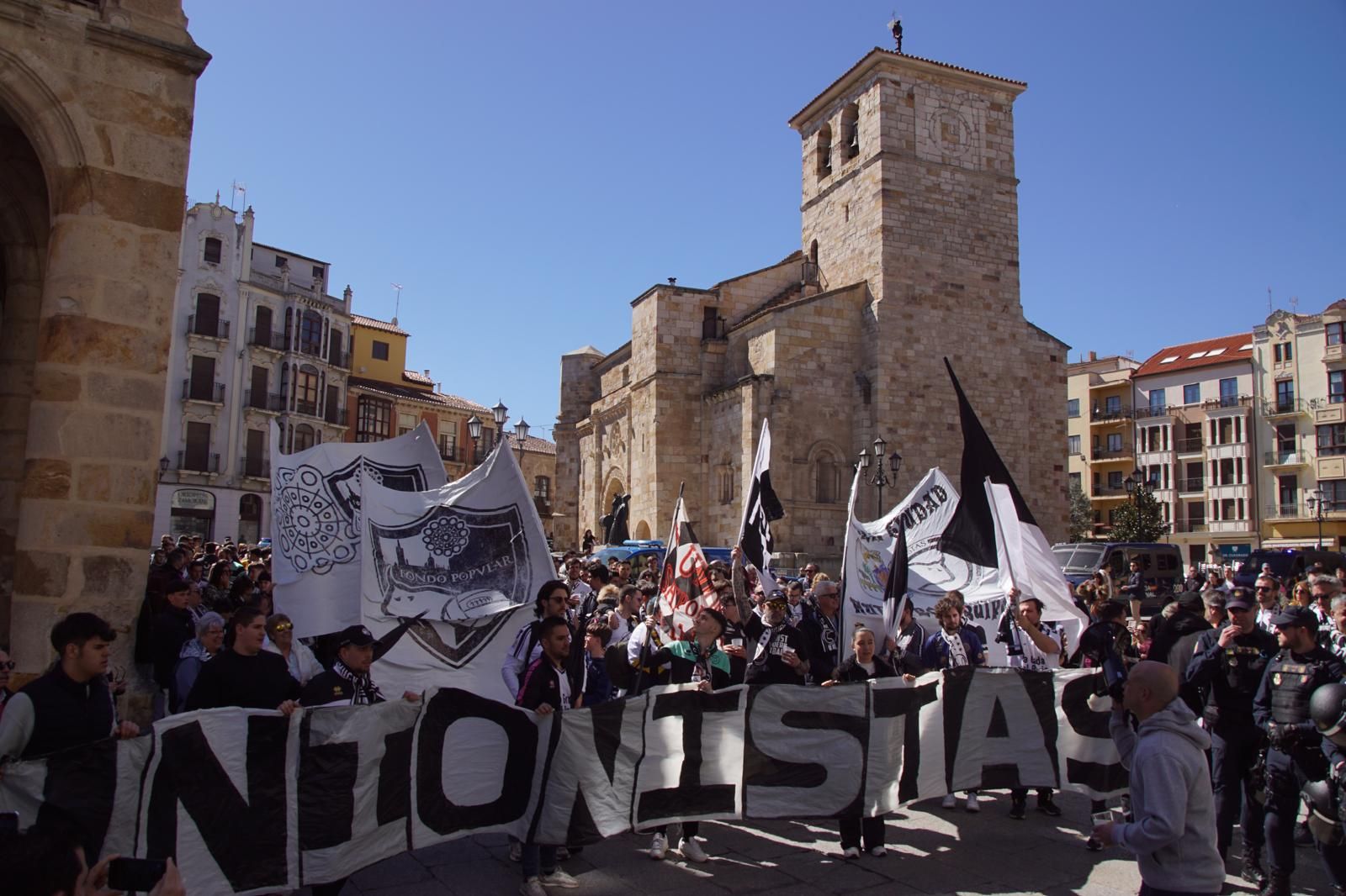 los-aficionados-de-unionistas-toman-las-calles-de-zamora-con-un-doble-corteo-12