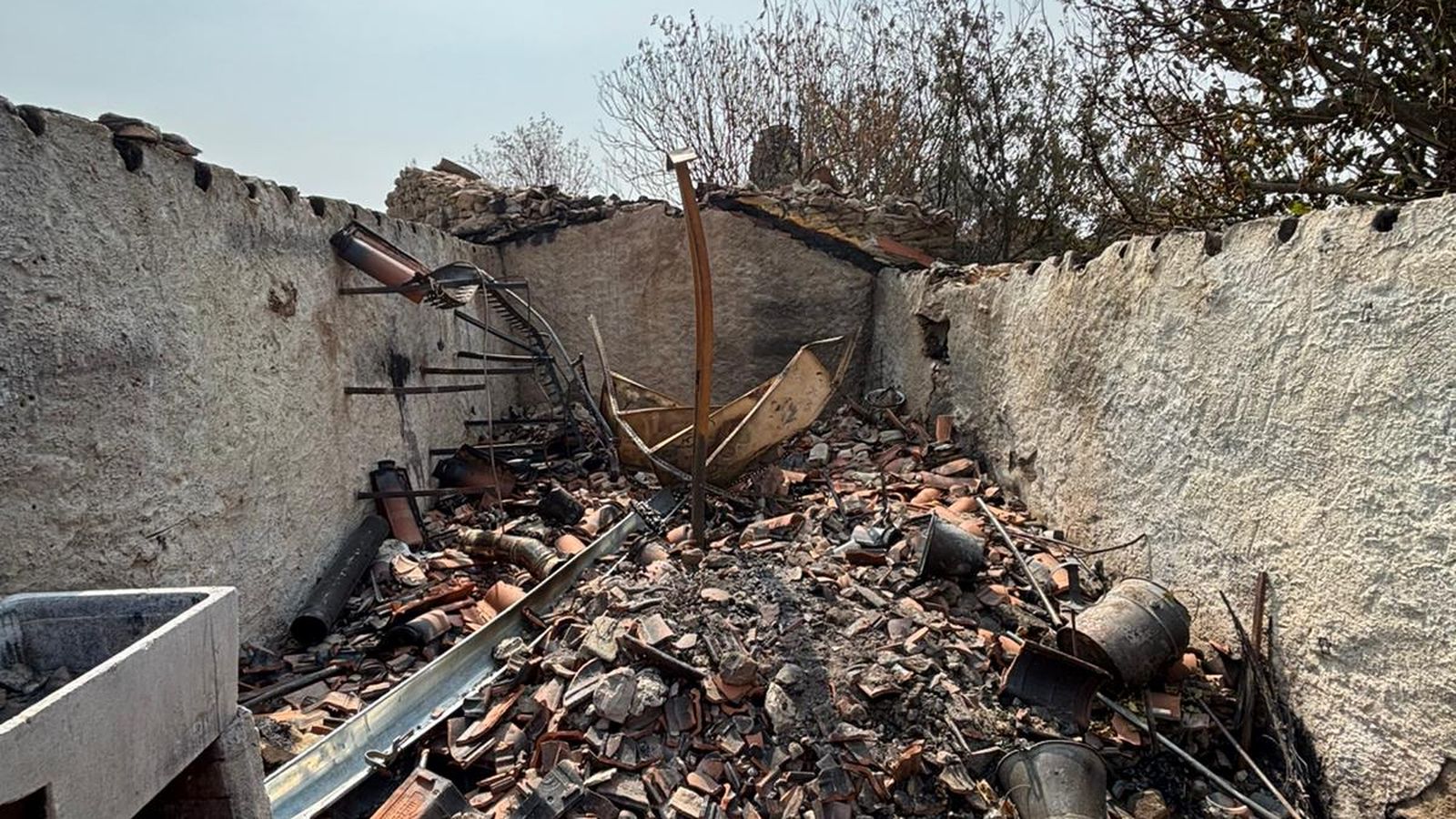 Casa quemada en Cerezal de Puertas por el incendio de Cipérez (2).jpeg