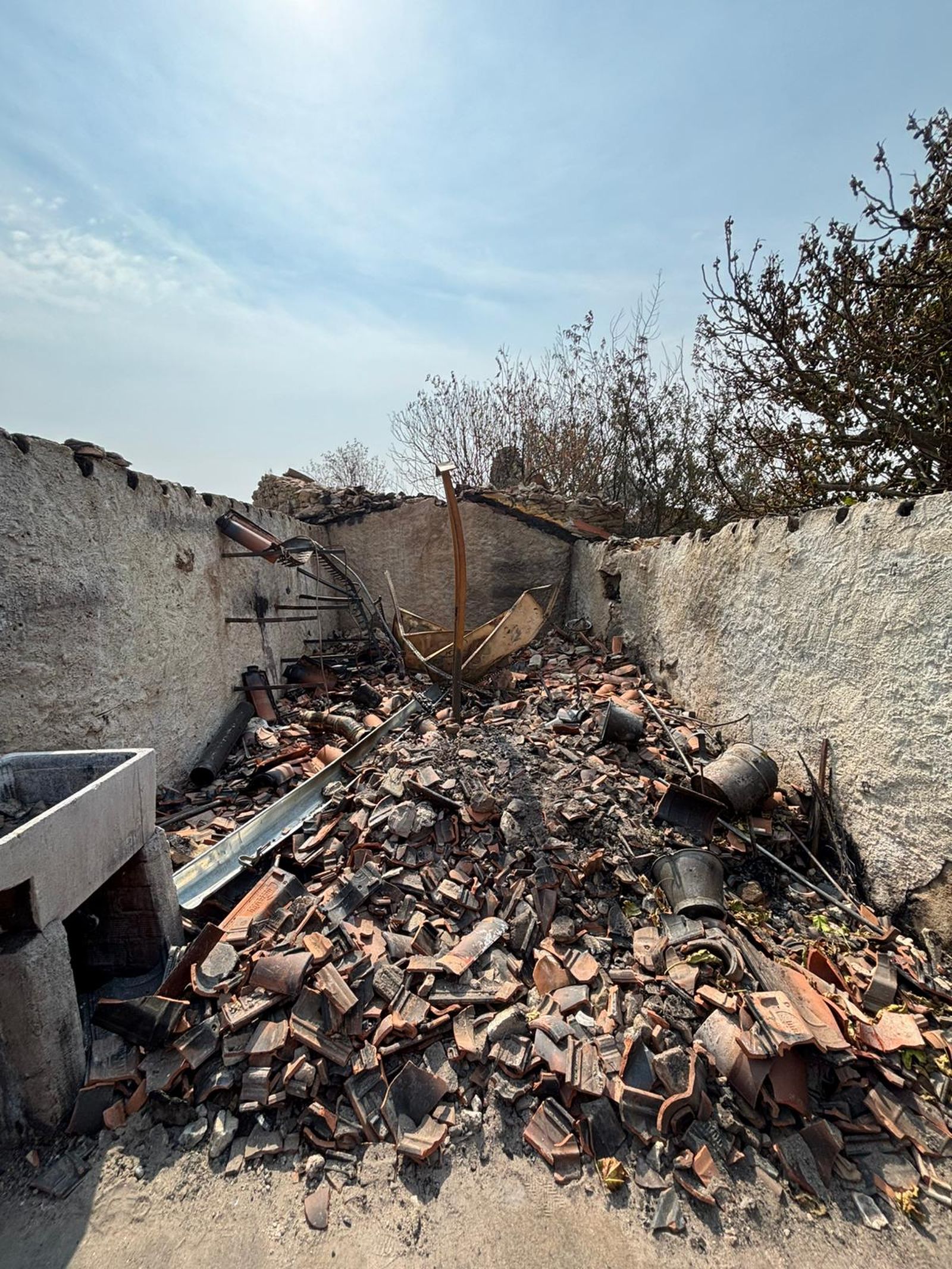 Casa quemada en Cerezal de Puertas por el incendio de Cipérez (2).jpeg