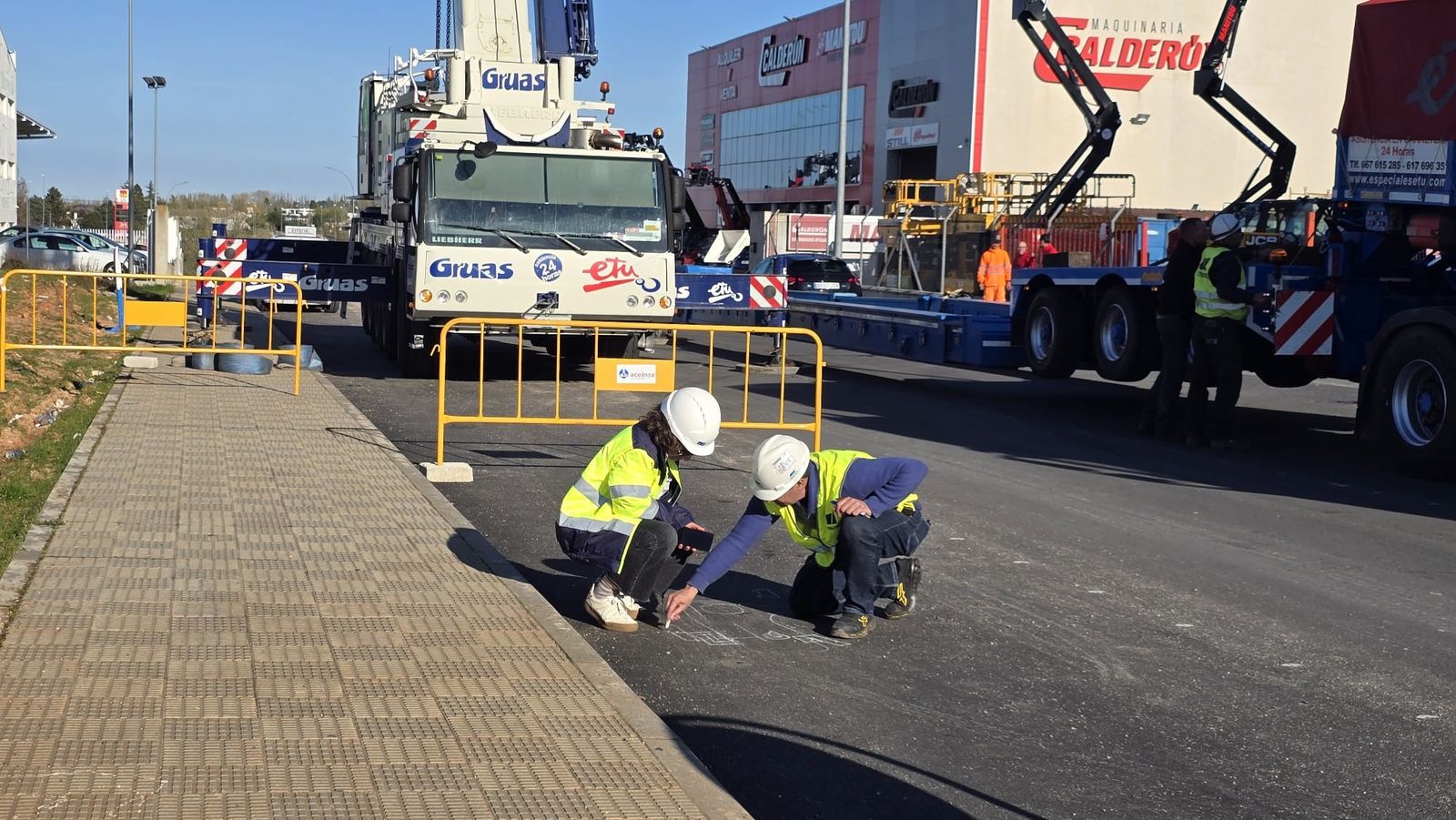 Montaje pasarela peatonal entre los polígonos El Montalvo, en Carbajosa  (9).jpg