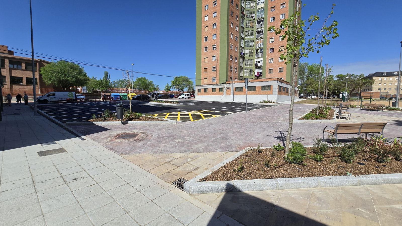 El alcalde de Salamanca, Carlos García Carbayo, visita las obras de urbanización de la plaza de Santa Cecilia del barrio de San José