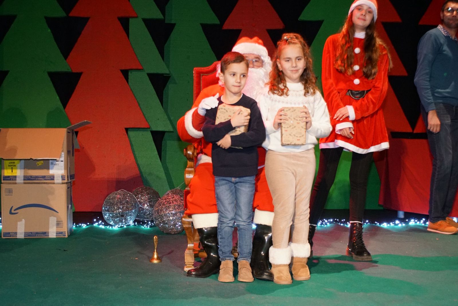 Papá Noel recorre las calles de Alba de Tormes y entrega regalos a los niños