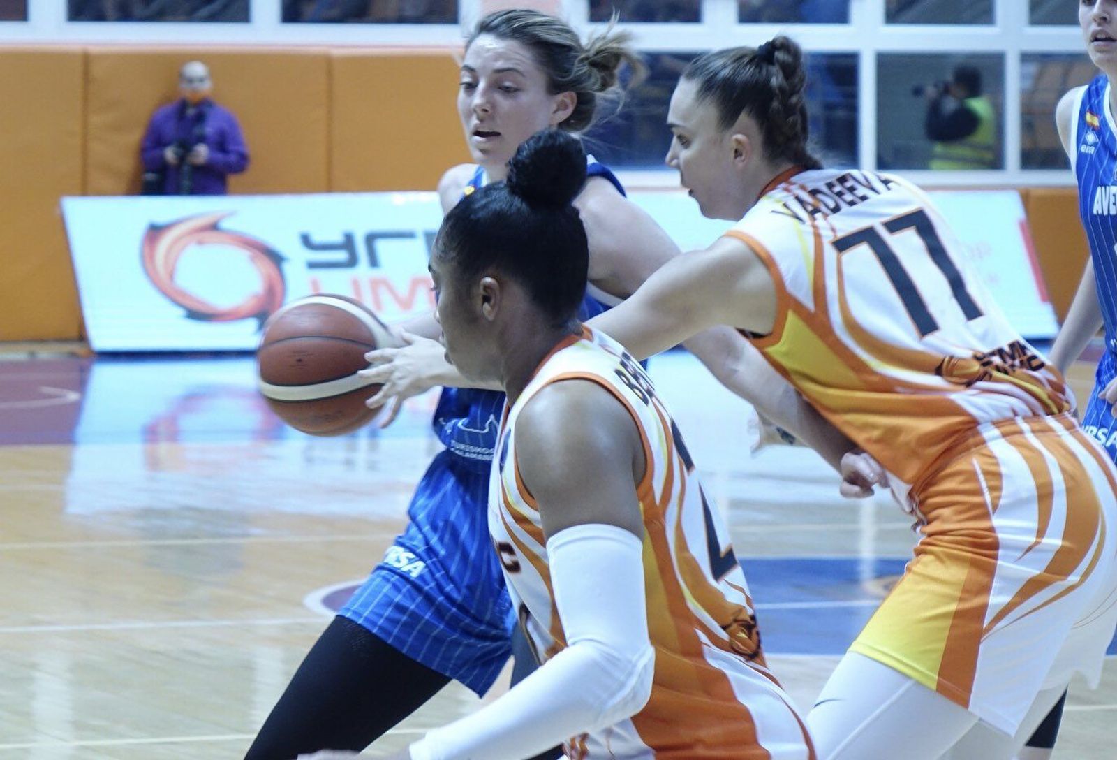 Katie Lou, ante Vadeeva FOTO CB AVENIDA