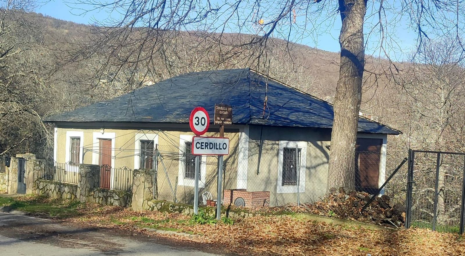 El cartel a la entrada de Cerdillo, en Sanabria