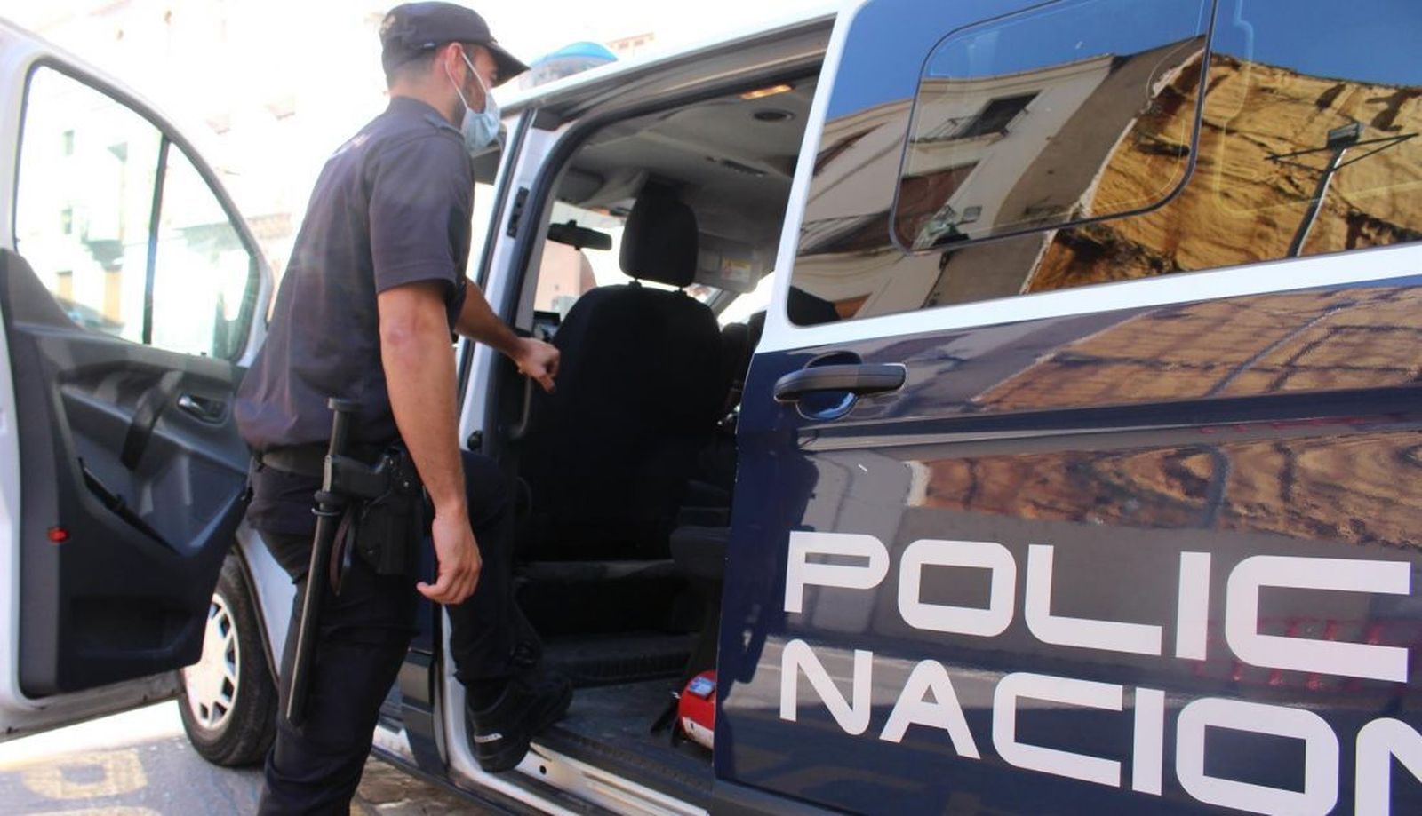 Un agente de la Policía Nacional entra en su vehículo