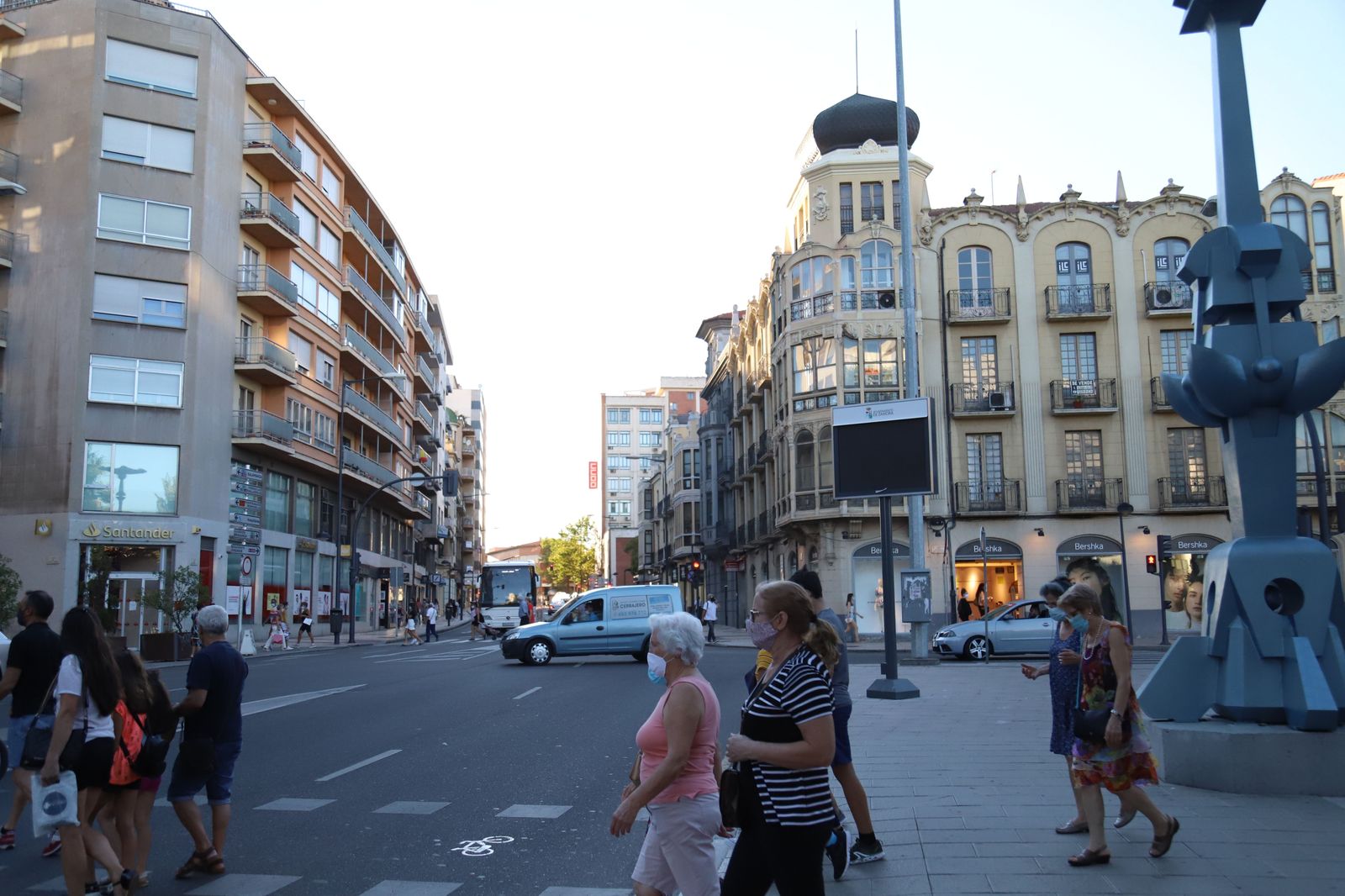 Personas paseando por La Marina.