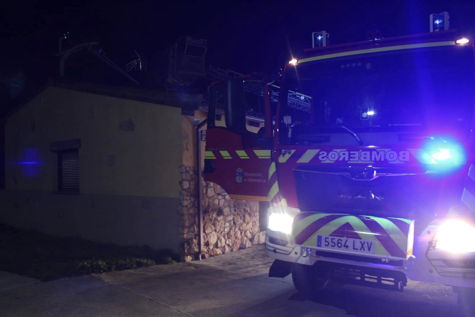 Incendio en una vivienda de madera en Morille